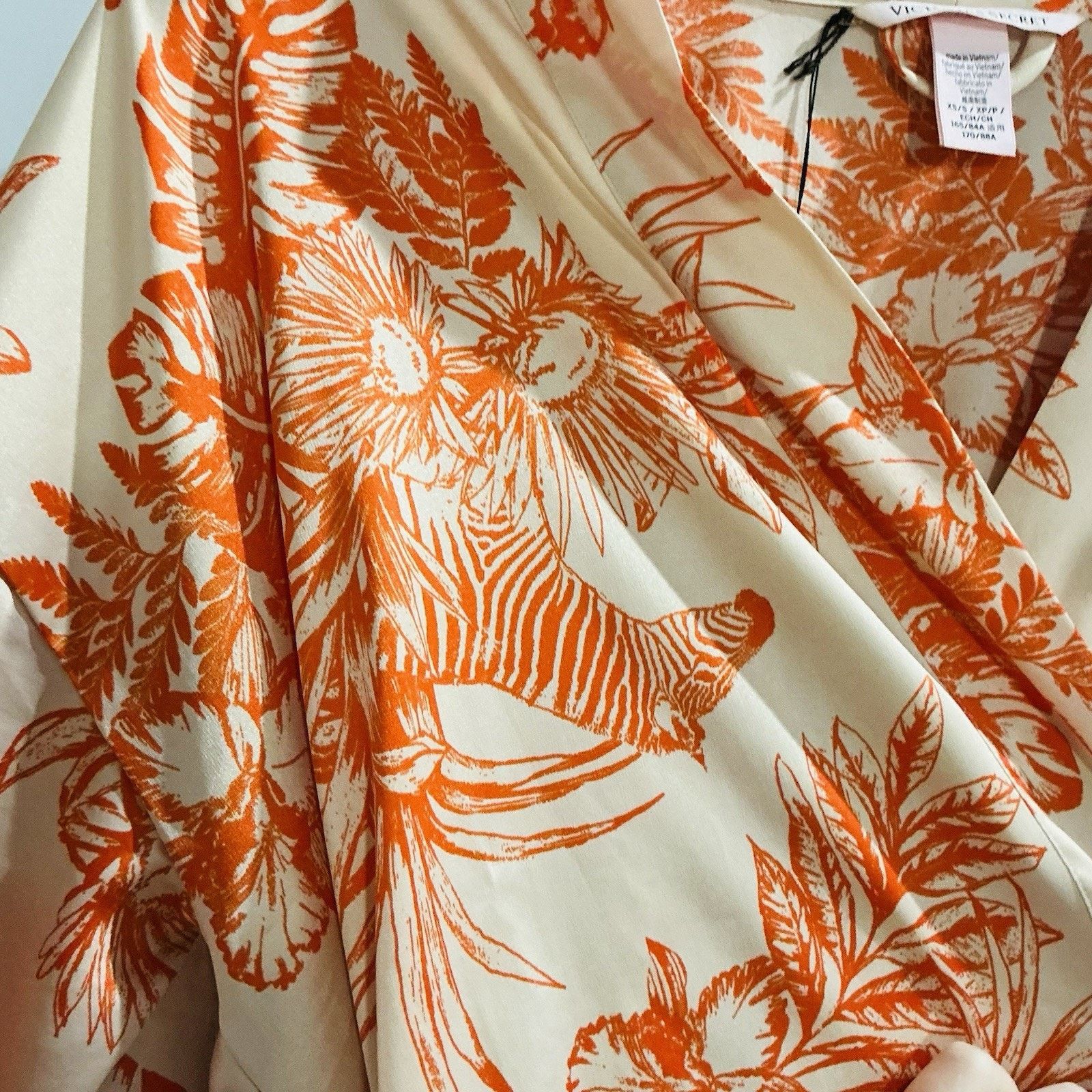 Victoria's Secret NWT Victoria’s Secret Satin Midi Robe Tropical Toile XS/S Size ONE SIZE - 6 Thumbnail