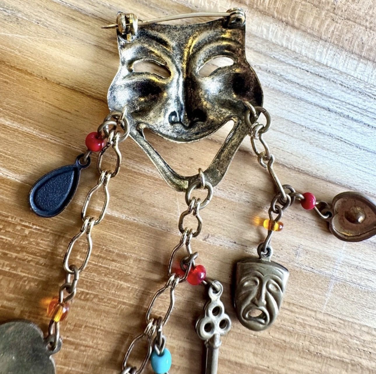 Other Rare Vintage Gold Tone Theater Mask Dangle Brooch Pin Size ONE SIZE - 8 Thumbnail
