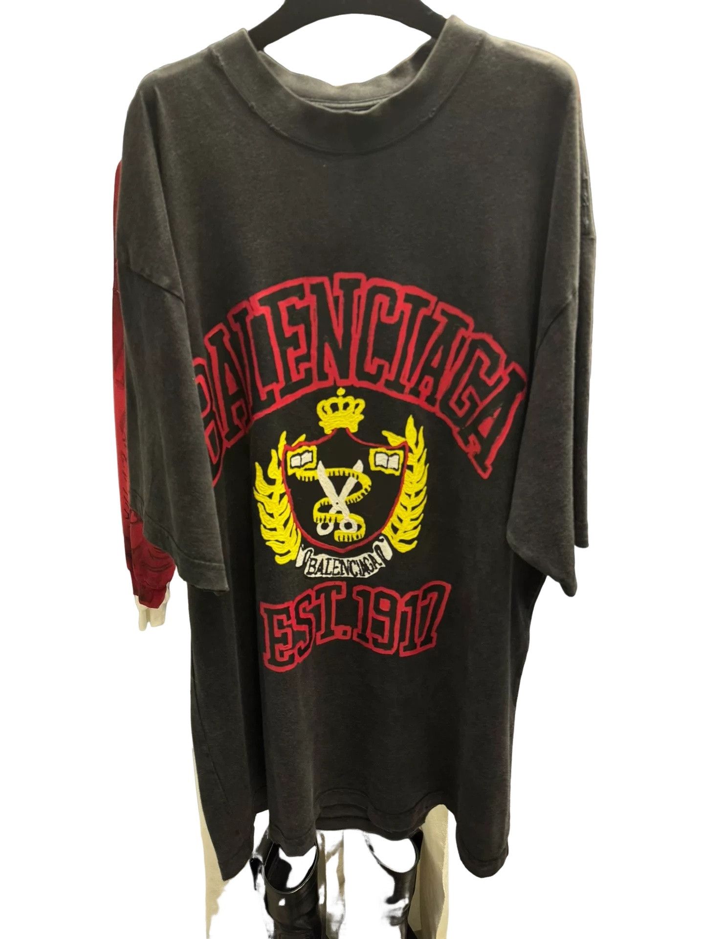 Balenciaga Balenciaga Crest Graphic T-Shirt Size L Size US L / EU 52-54 / 3 - 1 Thumbnail