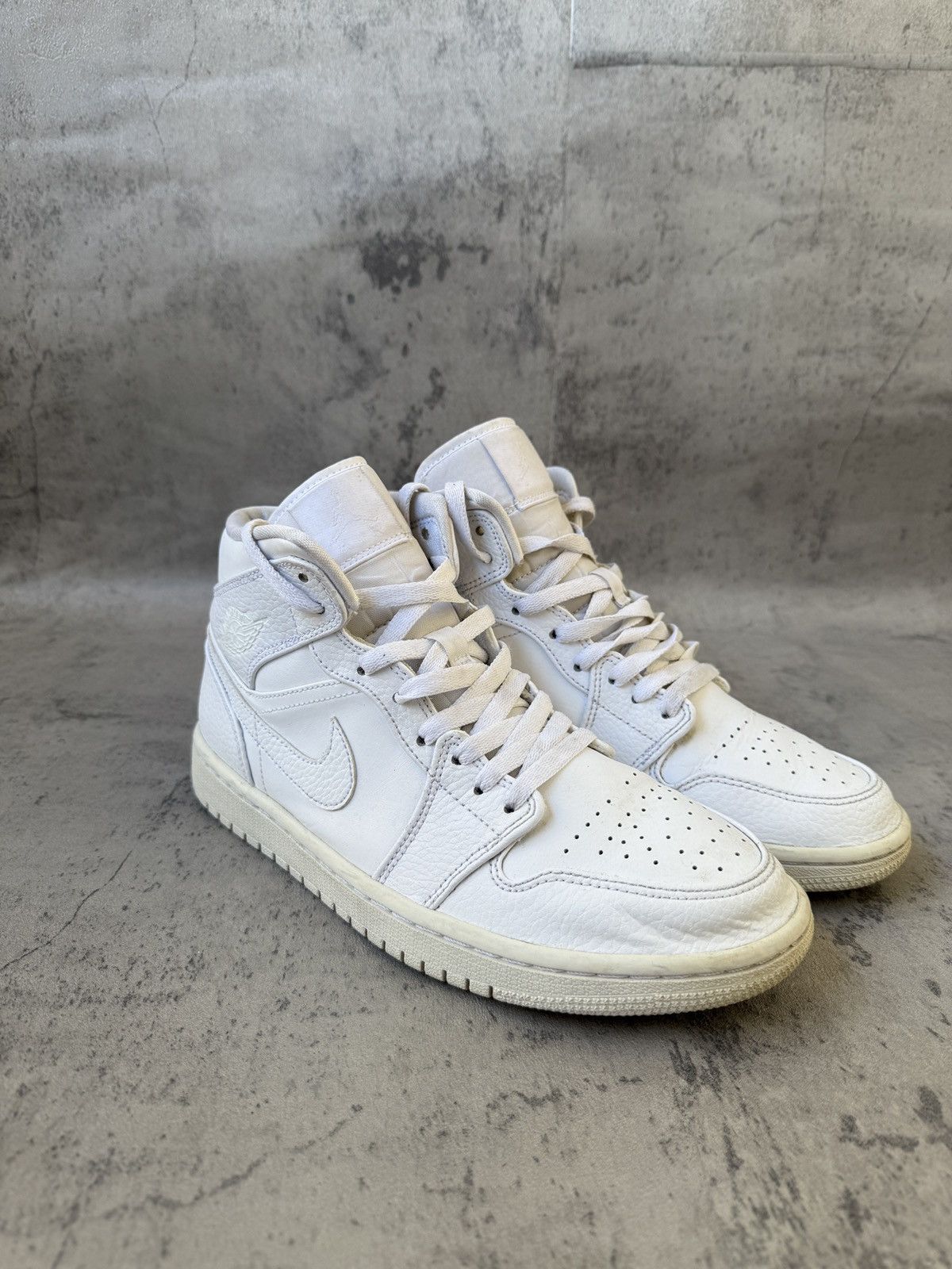 Nike NIKE AIR JORDAN 1 MID TRIPPLE WHITE Size US 8 / EU 41 - 2 Thumbnail