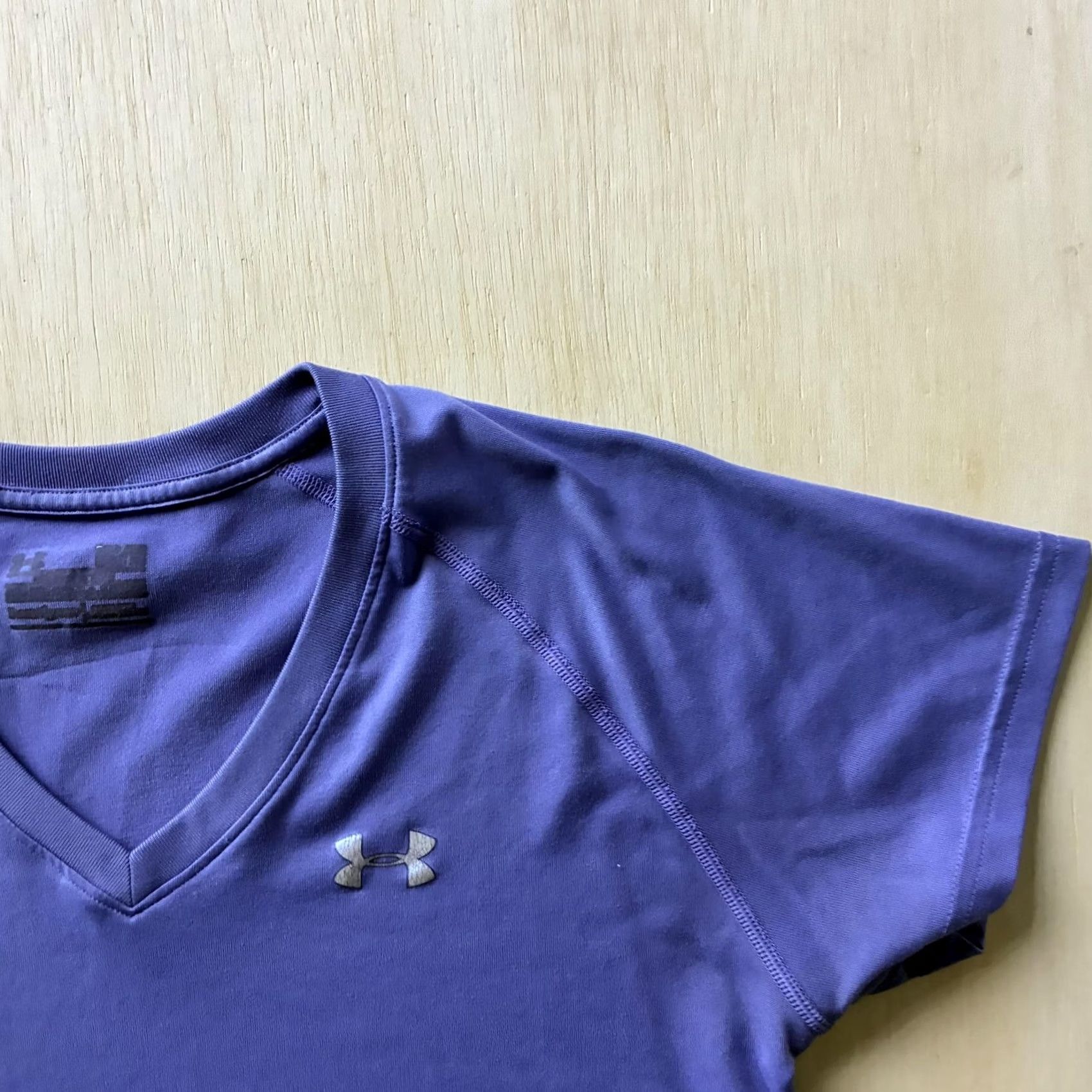 Under Armour Under Armour Shirt Womens Small Purple V Neck Short Sleeve Lightweight Tee Size S / US 4 / IT 40 - 2 Thumbnail