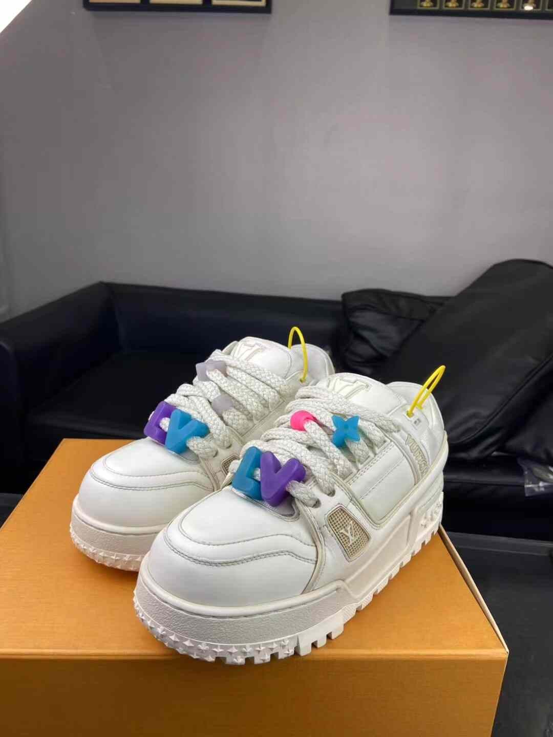 Louis Vuitton Louis Vuitton White Lowtop Sneakers 39 Men Size US 6.5 / EU 39-40 - 1 Thumbnail