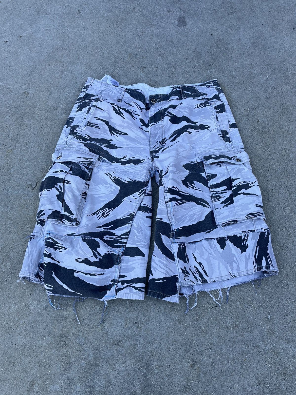 Levi's × Vintage Baggy Tiger Camo Shorts Size US 36 / EU 52 - 1 Thumbnail