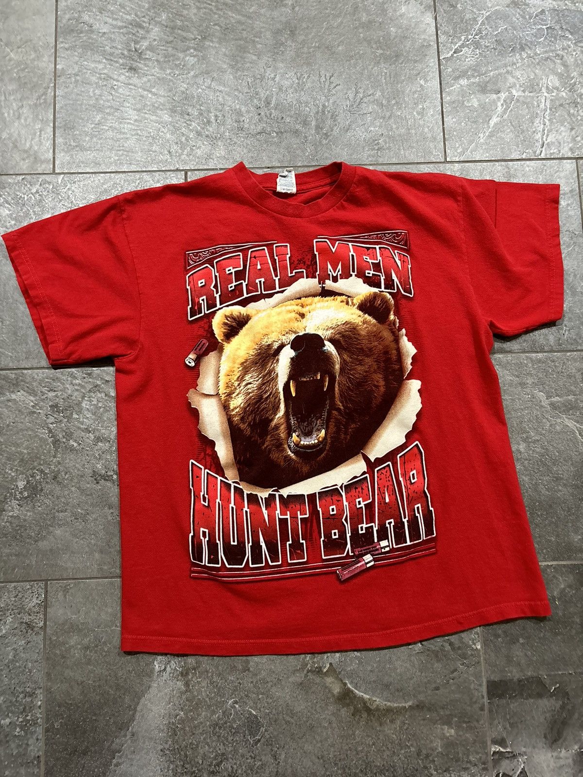Delta × Hunt Club × Vintage Real Men Hunt Bear Shotgun Shell Grizzly Tee Red XL Size US XL / EU 56 / 4 - 1 Thumbnail