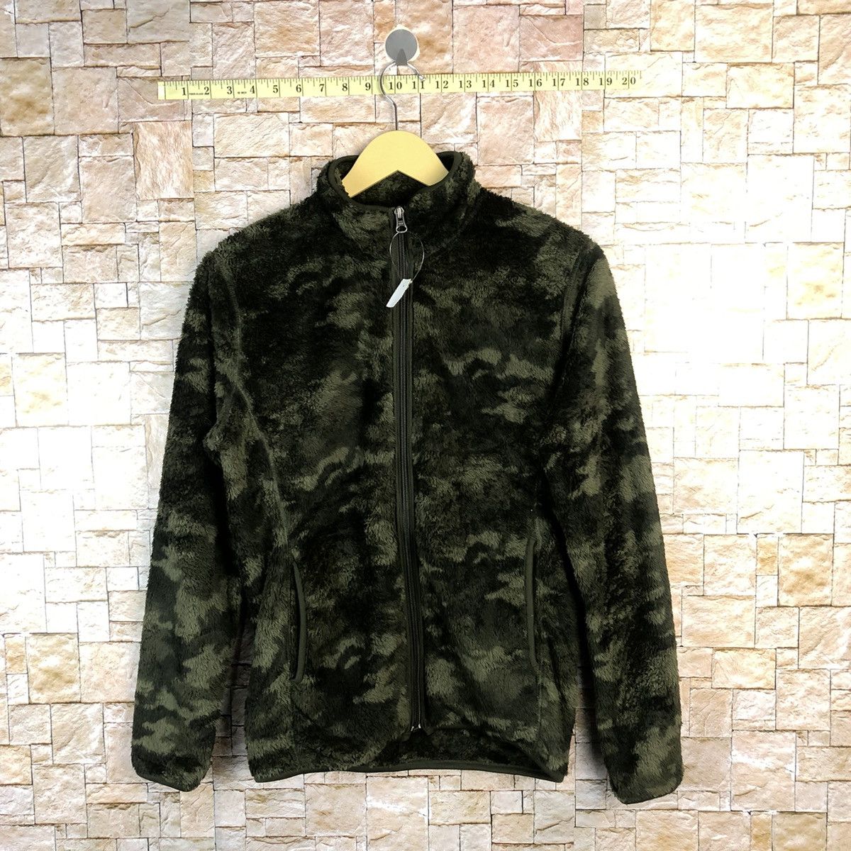 Uniqlo Uniqlo japan Green Camo fleece Sweater #A523 Size US S / EU 44-46 / 1 - 1 Thumbnail