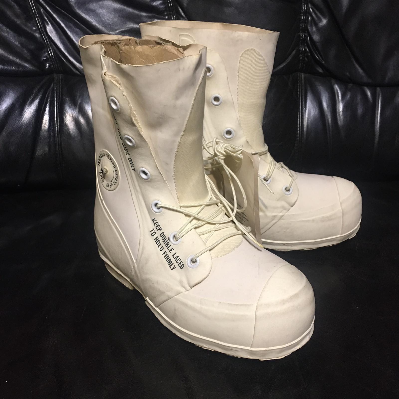 Bata Vintage 80s Mickey Mouse Boots, 7R Size US 7 / EU 40 - 1 Thumbnail