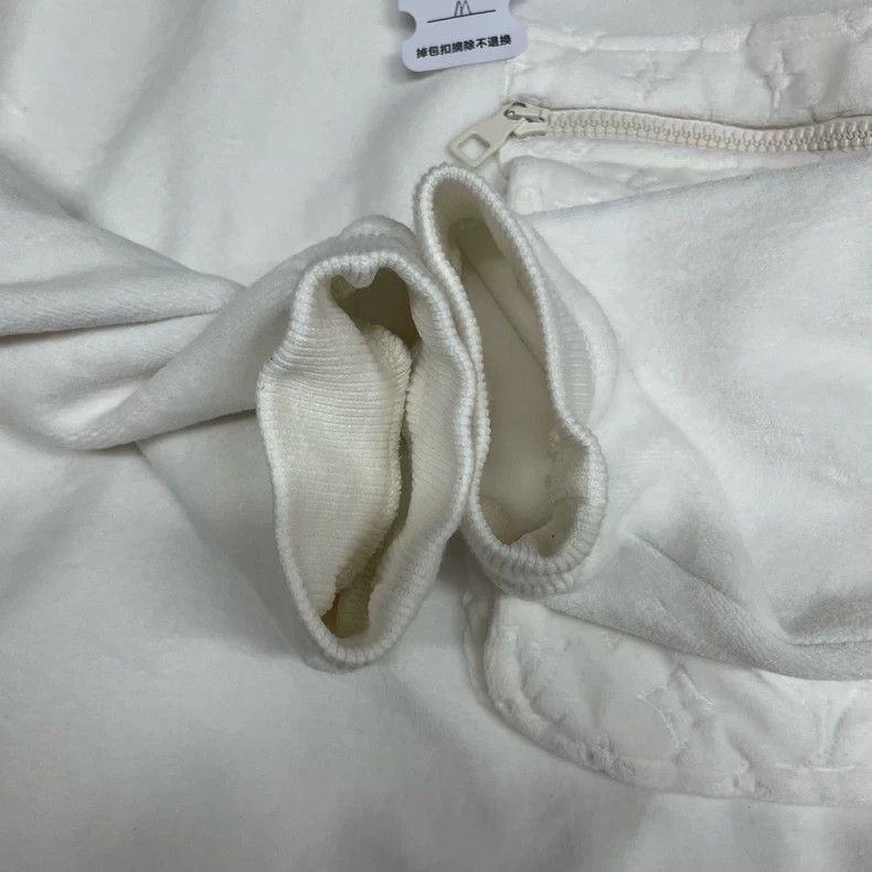 Louis Vuitton Louis Vuitton White embossed full-pocket logo sweatshirt Size US M / EU 48-50 / 2 - 6 Thumbnail