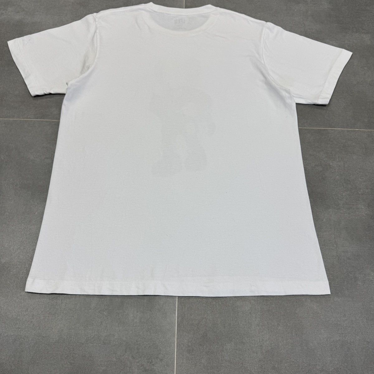 Kaws Uniqlo x Kaws Big Logo White T-Shirt Men Size L Size US L / EU 52-54 / 3 - 17 Thumbnail