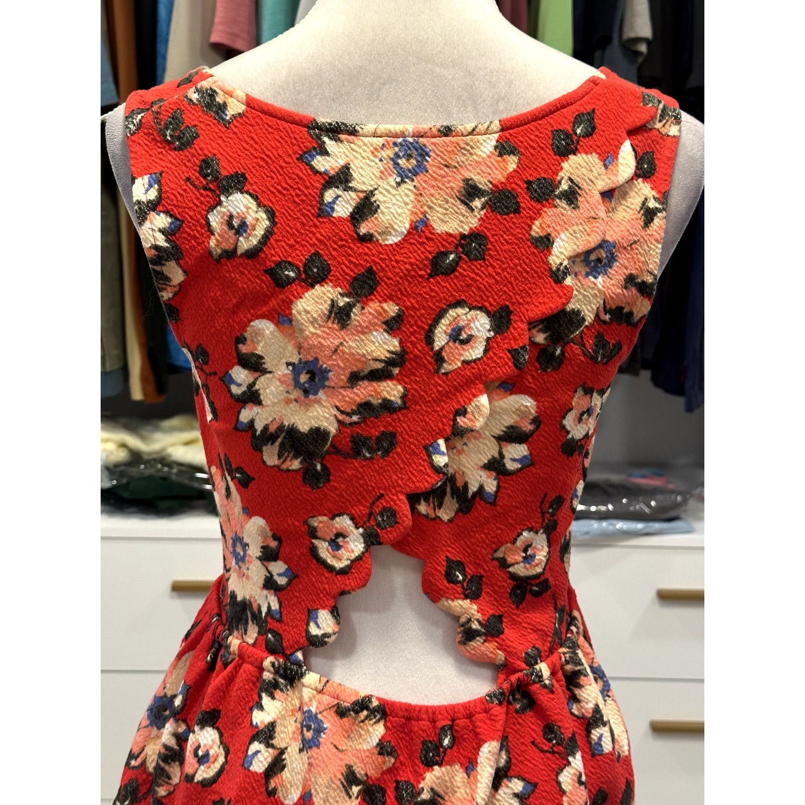 Anthropologie Anthropologie Red Floral Sleeveless Peplum Open Back Top S Size S / US 4 / IT 40 - 5 Thumbnail