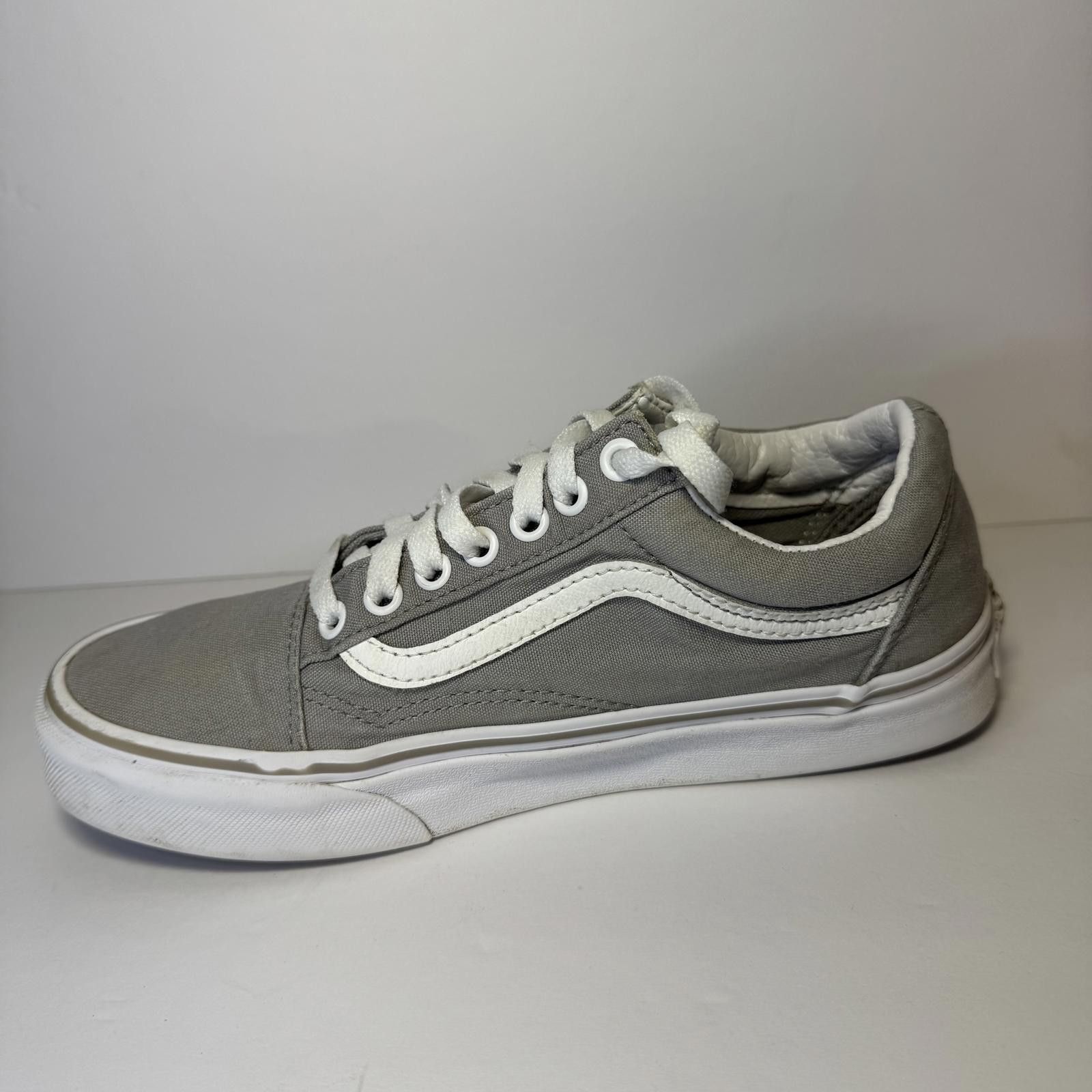 Vans Vans Old Skool Skate Shoe Men's 6.5 Women's Gray & White Size US 6.5 / EU 39-40 - 7 Thumbnail