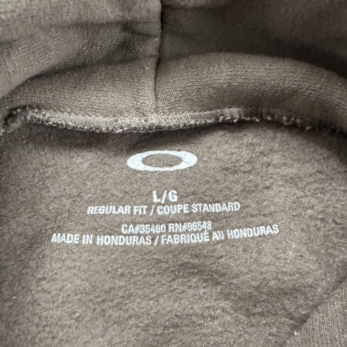 Vintage 2005 Vintage Oakley Hoodie center logo y2k Size US L / EU 52-54 / 3 - 6 Thumbnail