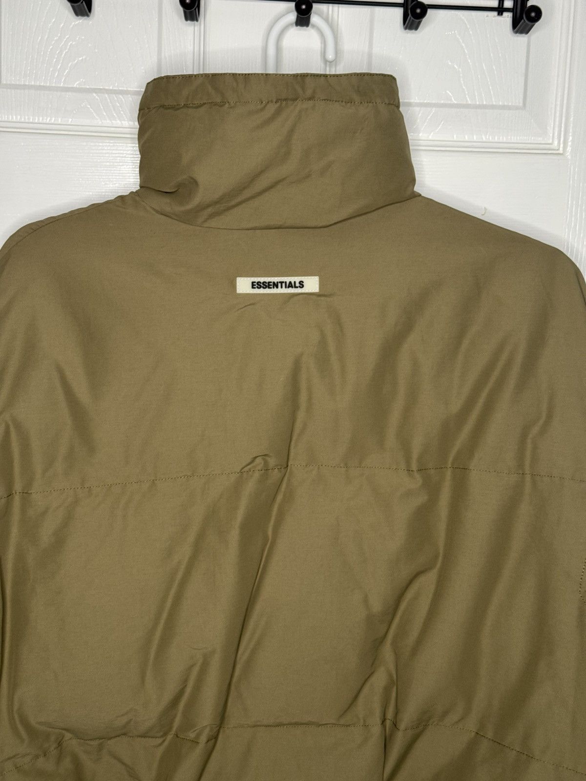 Fear of God Fear of God ESSENTIALS Puffer Army Green Size US L / EU 52-54 / 3 - 14 Thumbnail