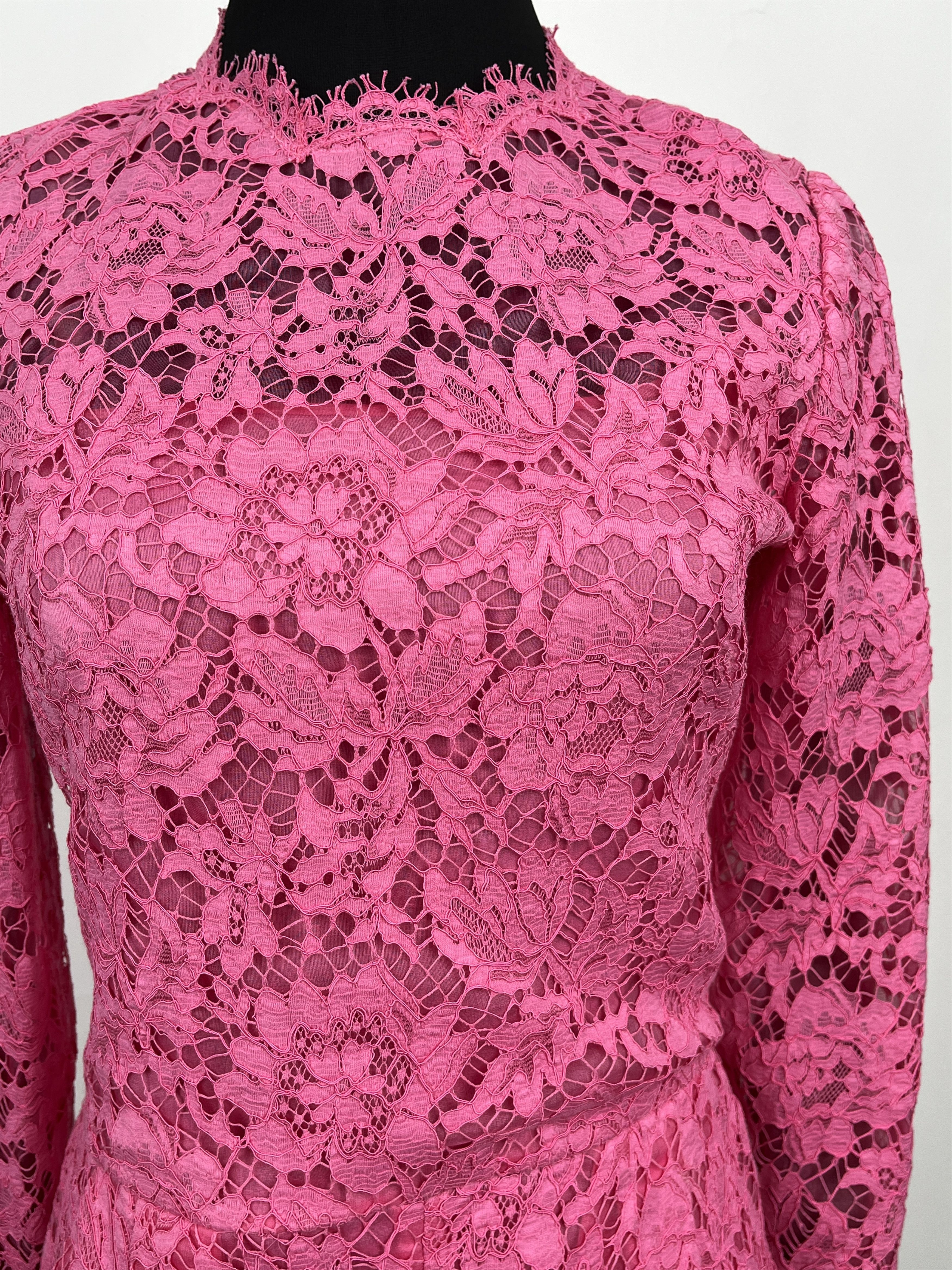 Valentino Valentino Fuscia Classic Lace One-Pc Shorts Size XS / US 0-2 / IT 36-38 - 4 Thumbnail