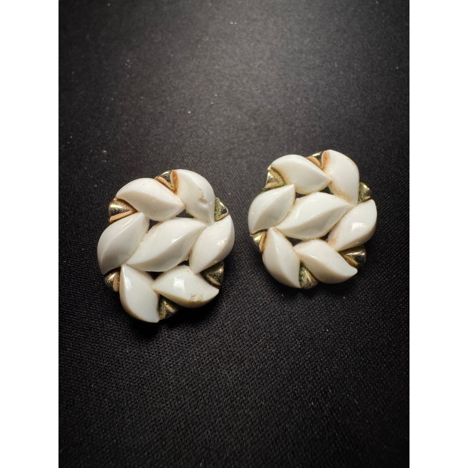 Monet Vintage Monet Milk Glass Clip On Earrings Size ONE SIZE - 1 Thumbnail