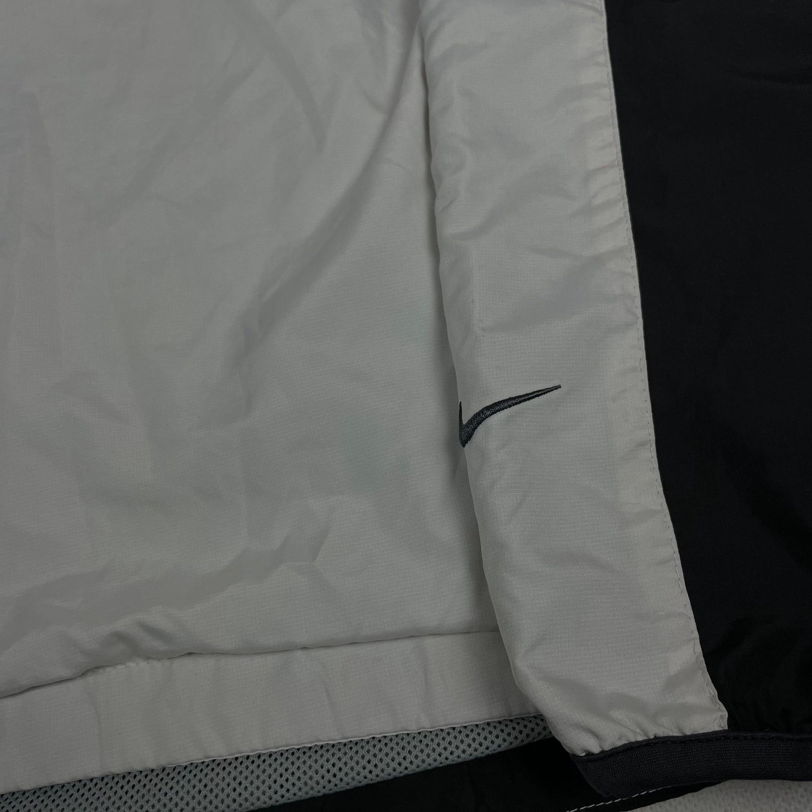 Nike × Vintage Nike Shox Men's White Outdoor Full Zip Windbreaker Jacket S Size US S / EU 44-46 / 1 - 7 Thumbnail