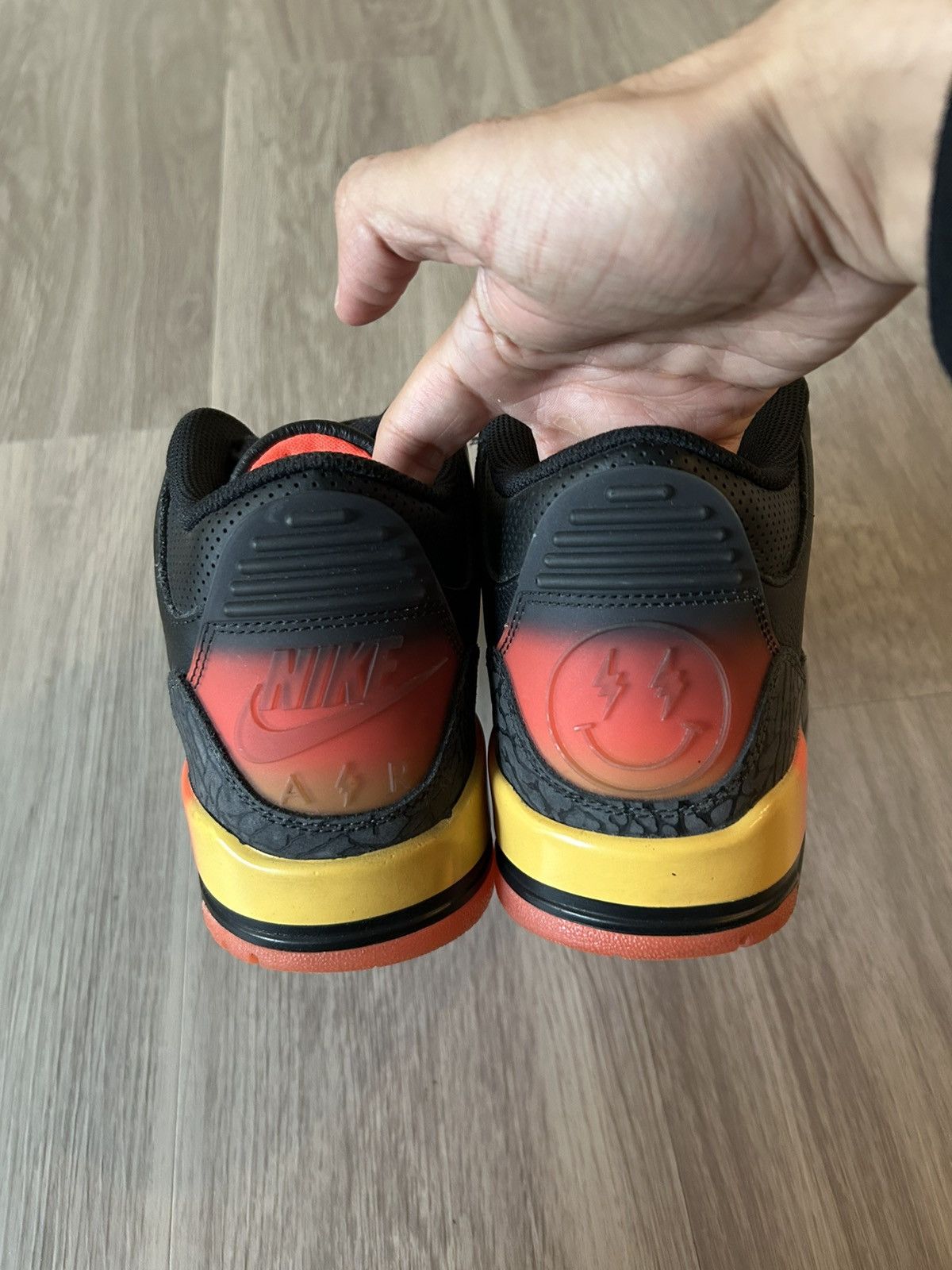 J Balvin × Jordan Brand J Balvin X Air Jordan Retro 3 Rio Size 9.5 Size US 9.5 / EU 42-43 - 5 Thumbnail