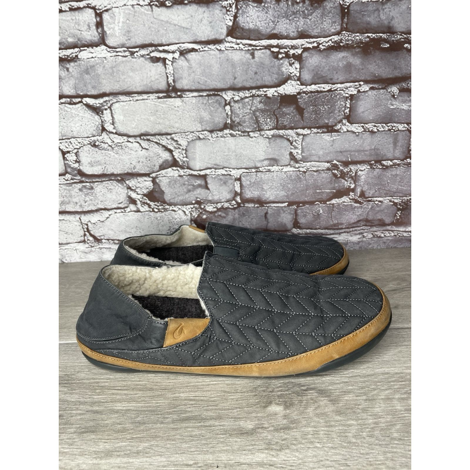 Olukai OluKai Hanohano Waxed Canvas Shadow Gray Wool Shearling Slip Size US 11.5 / IT 41.5 - 1 Thumbnail