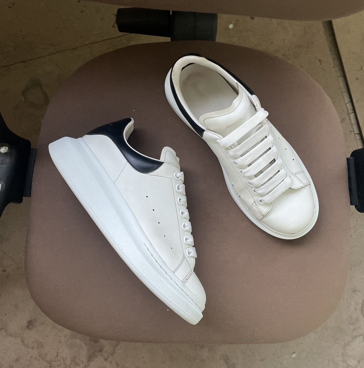 Alexander McQueen Alexander McQueen Oversized low top sneakers black white Size US 7.5 / EU 40-41 - 2 Thumbnail