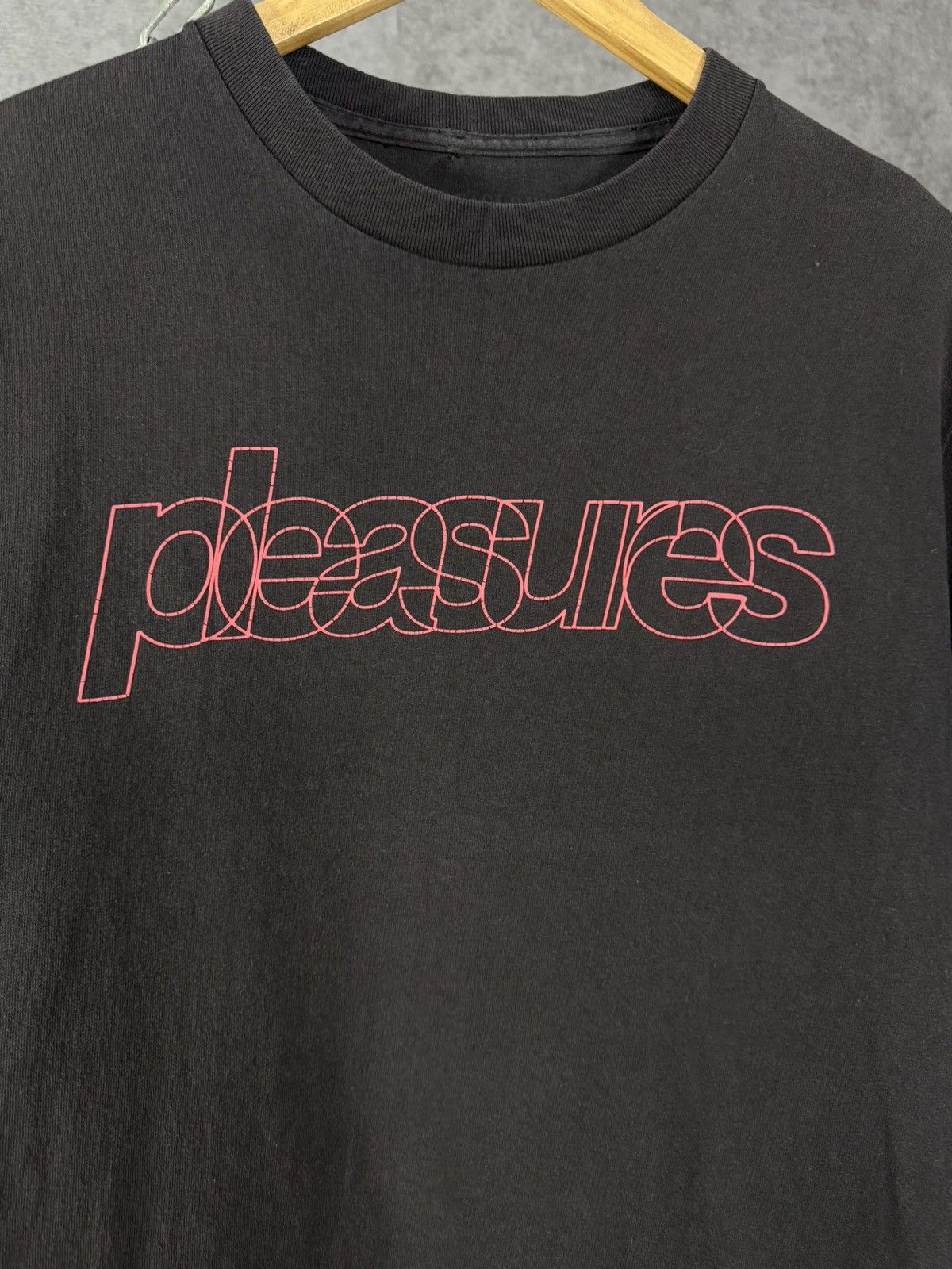 Pleasures Pleasures designer center logo tee Size US S / EU 44-46 / 1 - 3 Thumbnail