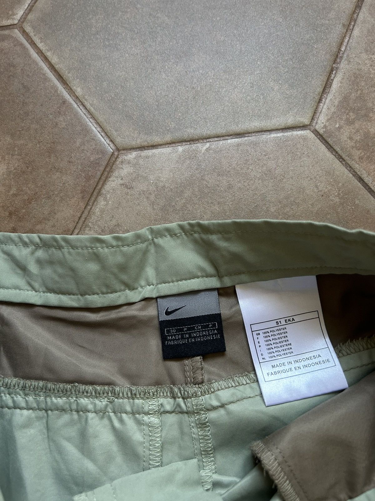 Japanese Brand VINTAGE NIKE RARE Y2K SHORTS HAPE Size US 30 / EU 46 - 4 Thumbnail