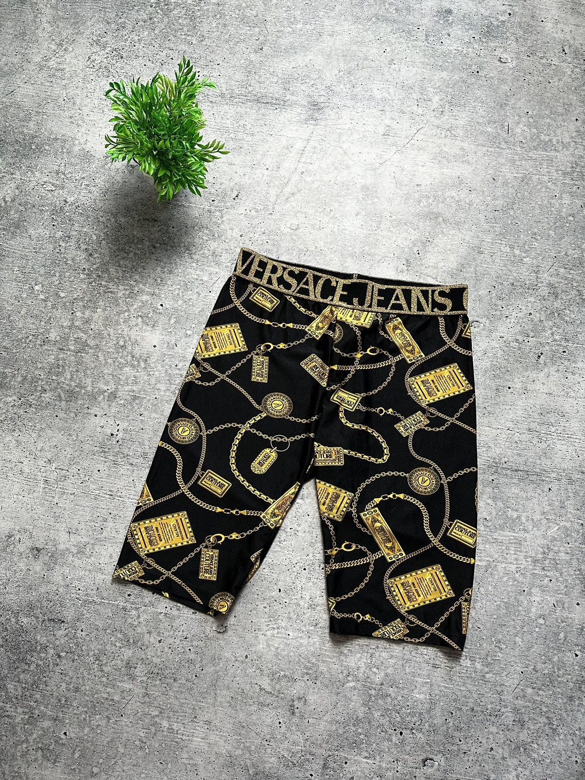 Versace Jeans Couture Versace Jeans Couture Logomania Print Cycling Y2K Shorts Size 32" / US 10 / IT 46 - 2 Thumbnail