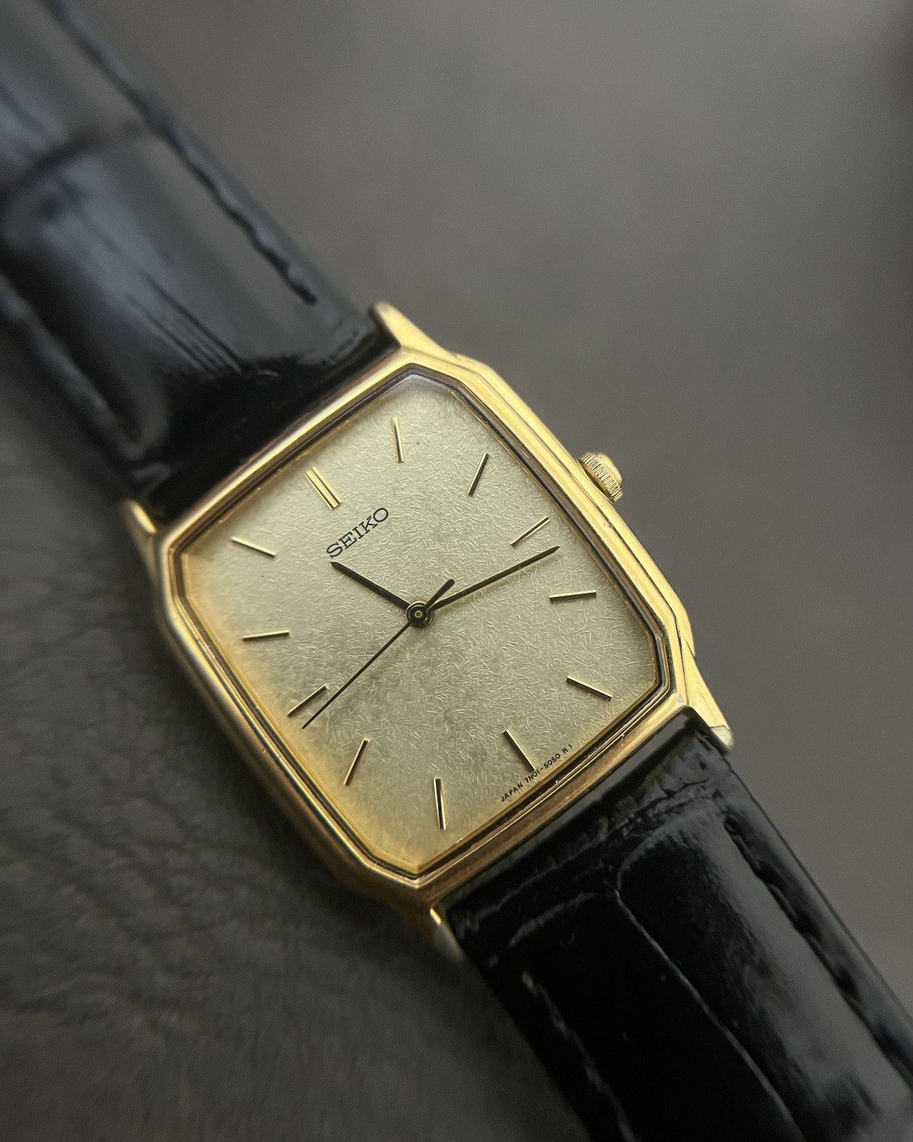 メンズ SEIKO クォーツ 6431-5030 1981年製 新品電池 稼働 2518