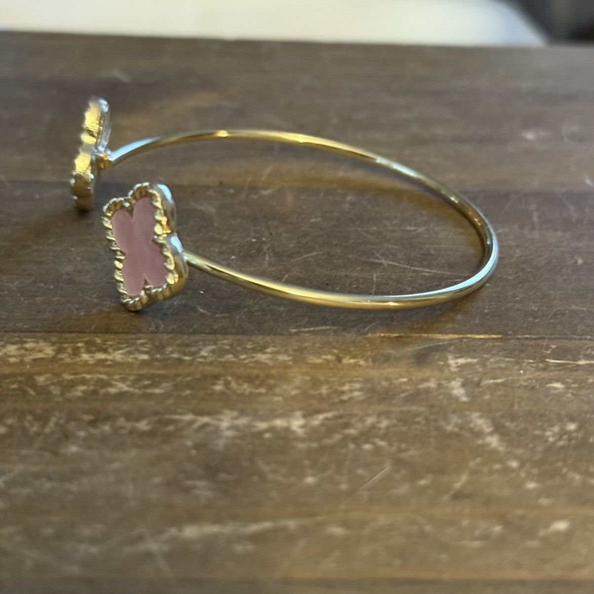 Other Gold tone pink clover open cuff bangle bracelet Size ONE SIZE - 6 Thumbnail