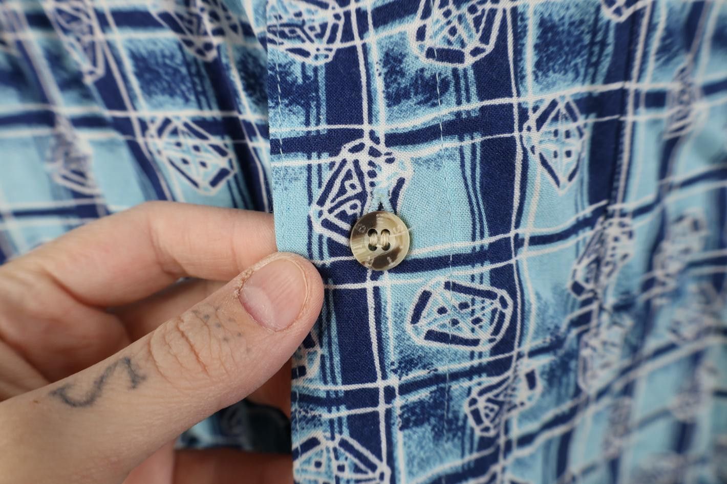 Vintage Vintage 90s Streetwear Gabardine Geometric Button Shirt Blue Size US L / EU 52-54 / 3 - 4 Thumbnail