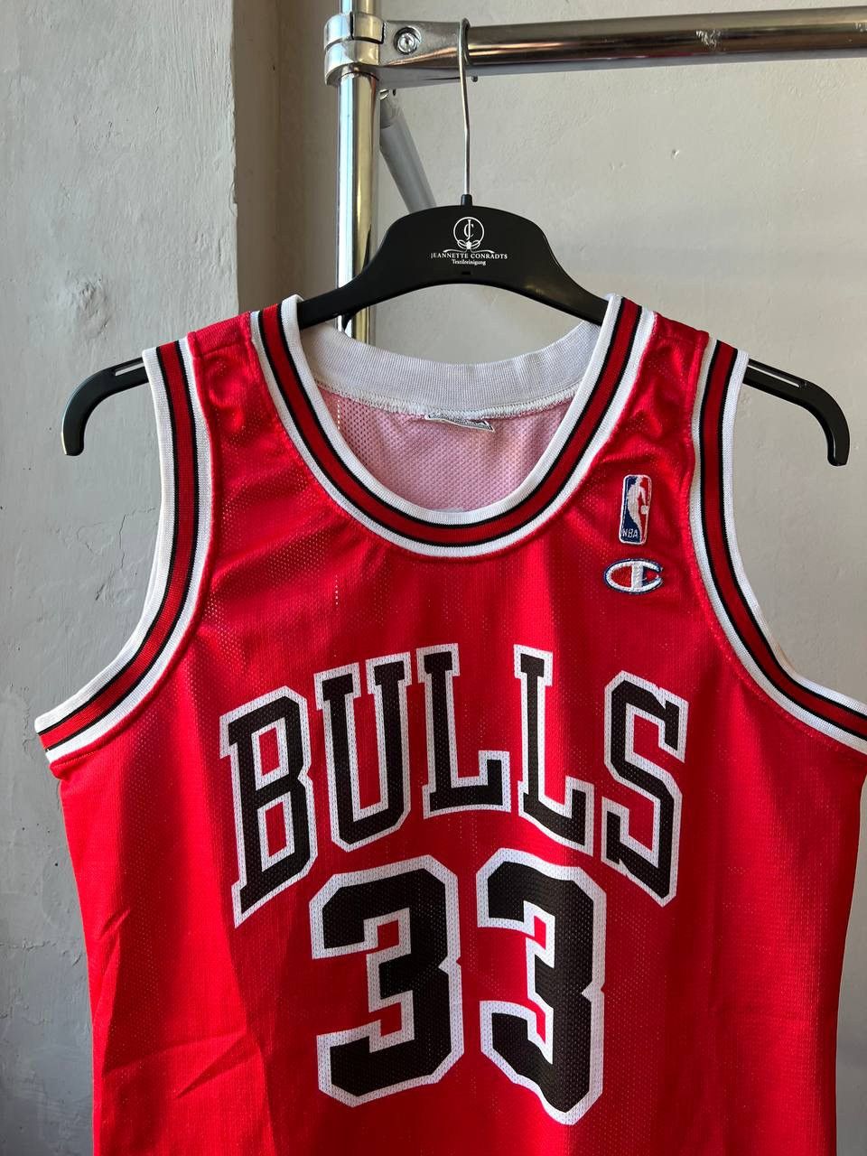 NBA NBA CHICAGO BULLS #33 PIPPEN 90’S BASKETBALL JERSEY RARE M Size US M / EU 48-50 / 2 - 3 Thumbnail