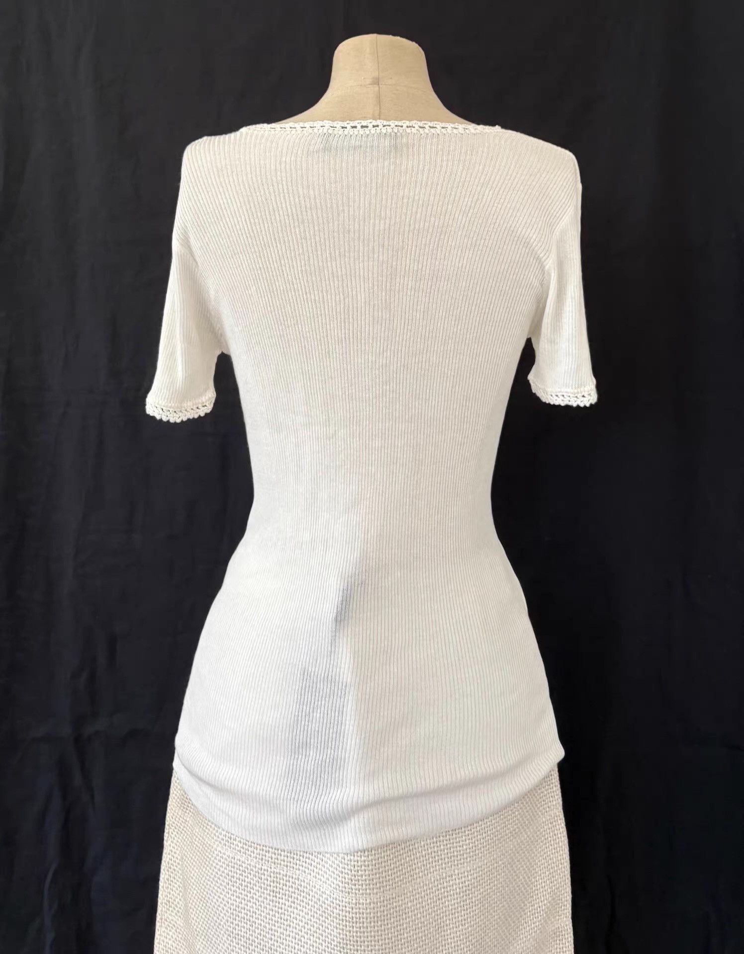 Dolce & Gabbana c Dolce & Gabbana Women's White V-Neck Knit T-shirt。Ｑ21 Size L / US 10 / IT 46 - 2 Thumbnail