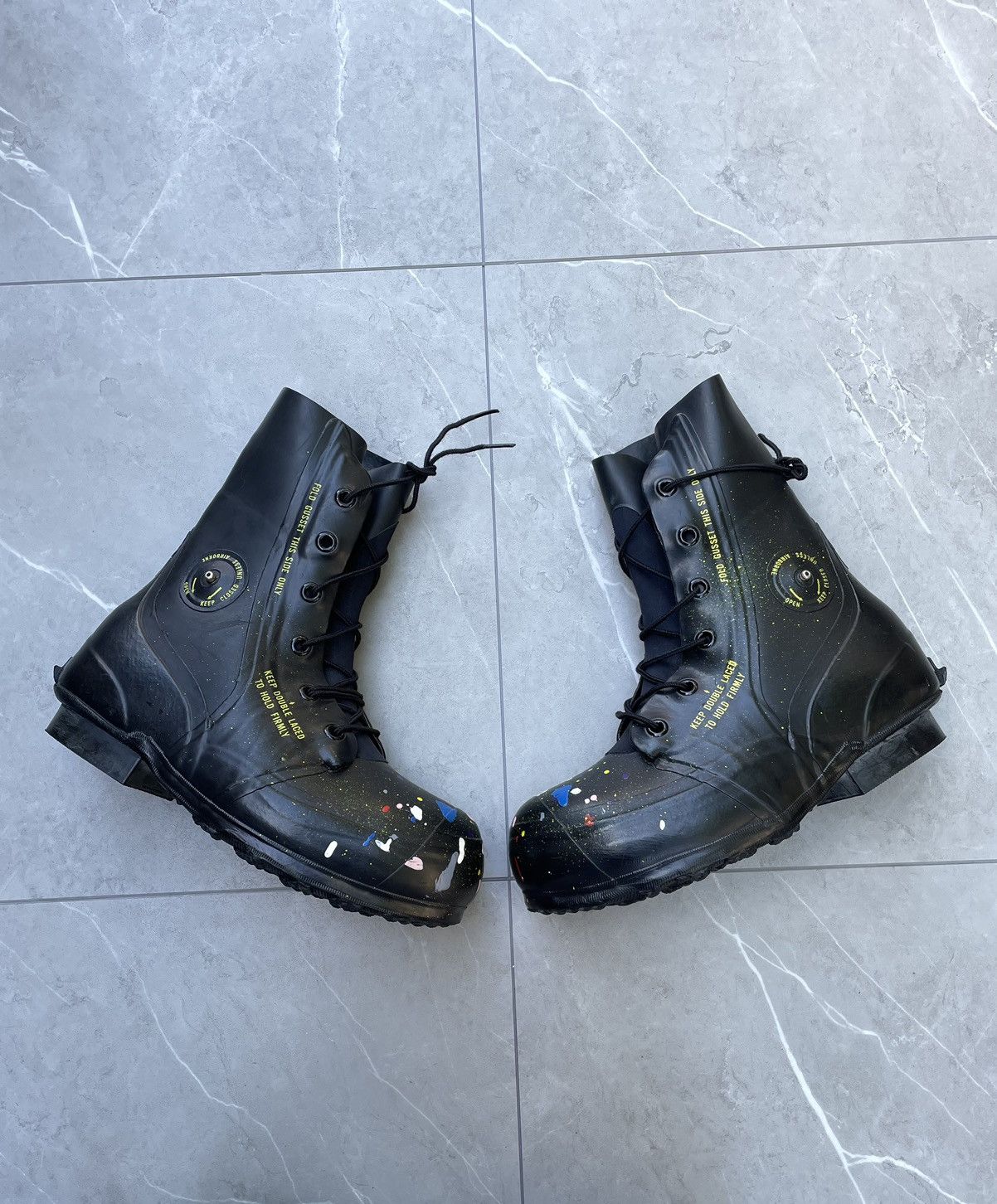 Vintage Trashed 70s Vintage Bata Rubber Bunny / Mickey Boots Size US 11 / EU 44 - 4 Thumbnail