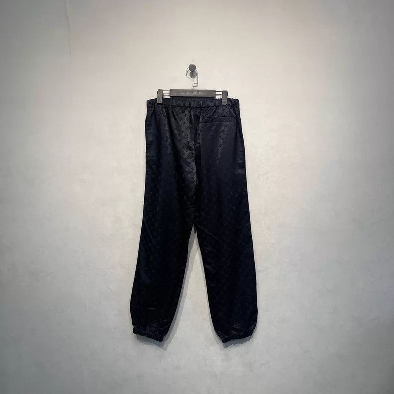 Louis Vuitton Louis Vuitton Full logo printed casual pants Size US 42 / EU 58 - 2 Thumbnail
