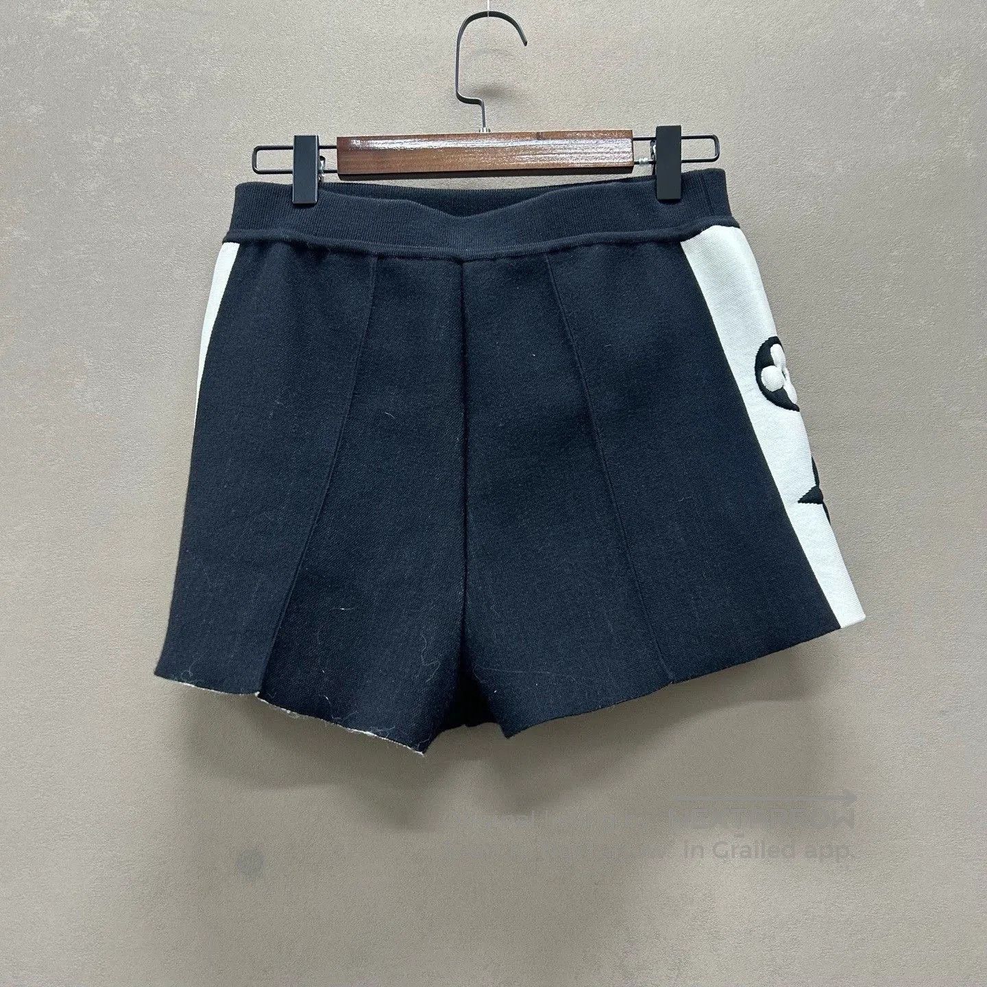 Louis Vuitton Louis Vuitton Side Stripe Shorts XS. Size 28" / US 6 / IT 42 - 2 Thumbnail