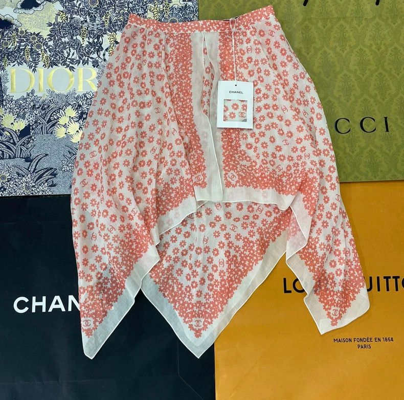 Chanel Chanel Pink daisy print skirt Size 42" / US 20 - 1 Thumbnail