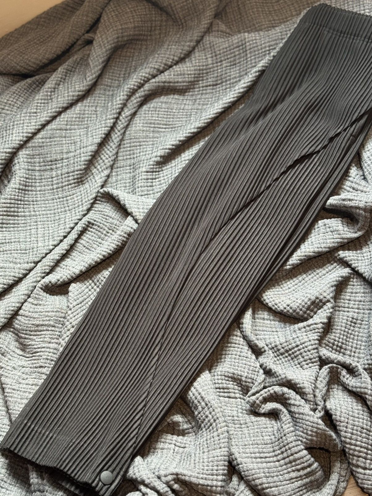 Homme Plisse Issey Miyake × Issey Miyake RARE Issey Miyake homme plisse with unique fold over flap Size US 32 / EU 48 - 1 Thumbnail