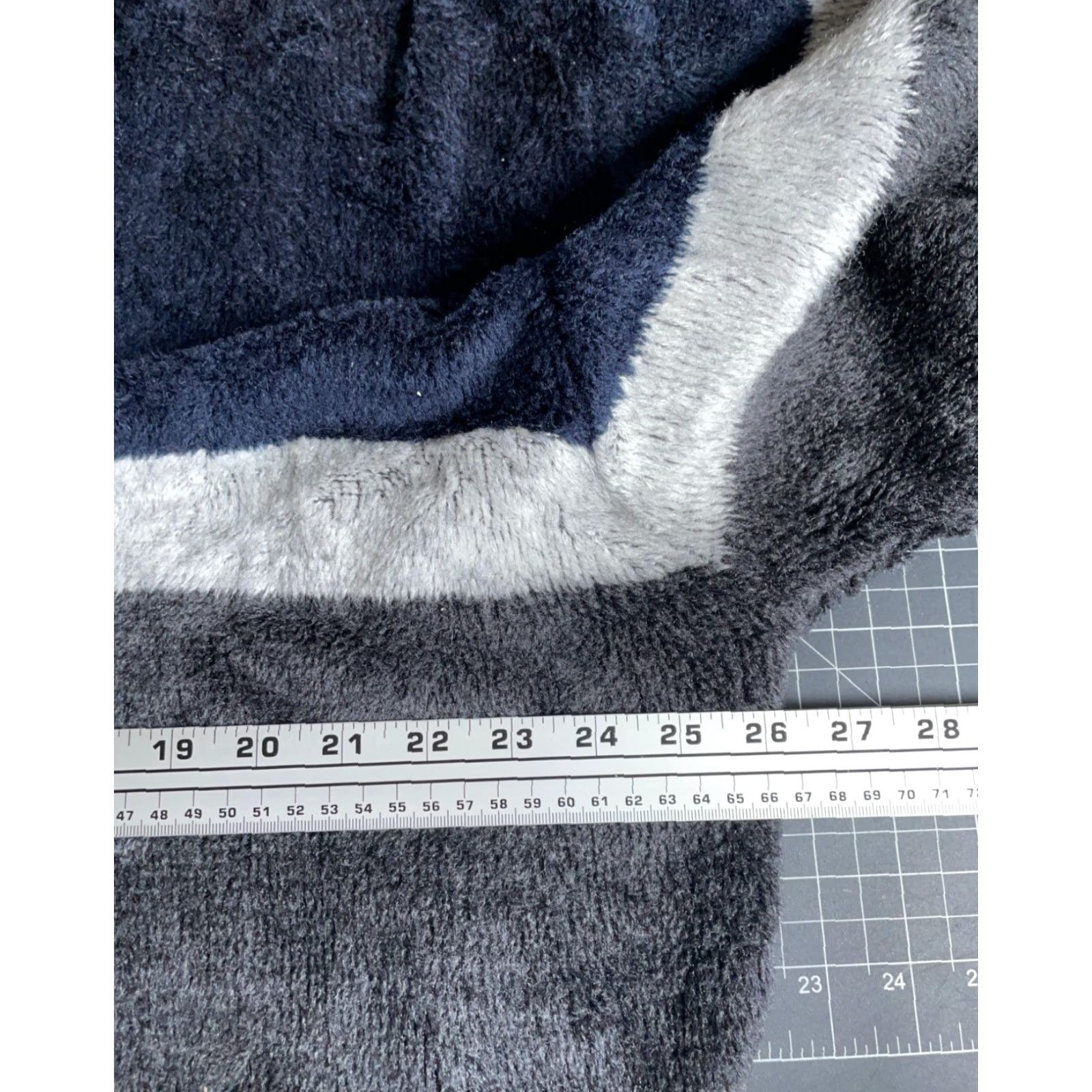 Vintage VINTAGE Bullhead Sweater Men's XL Dark Gray V-Neck Oversized Plush Wool Acrylic Blend Knit 90s Hipster Retro Pullover Shirt/Top Pops Mens Size US XL / EU 56 / 4 - 5 Thumbnail