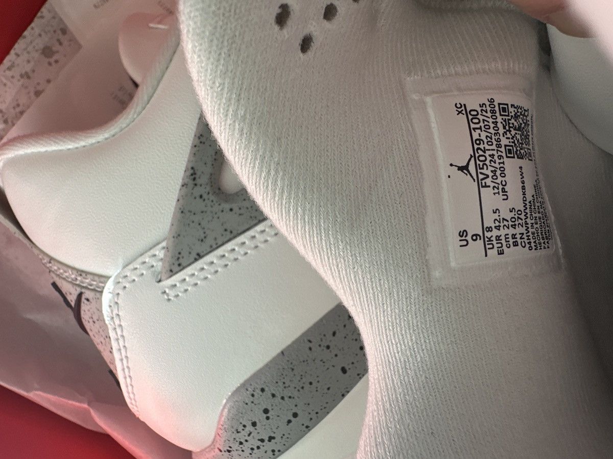 Jordan Brand J4 white cement Size US 9 / EU 42 - 12 Thumbnail