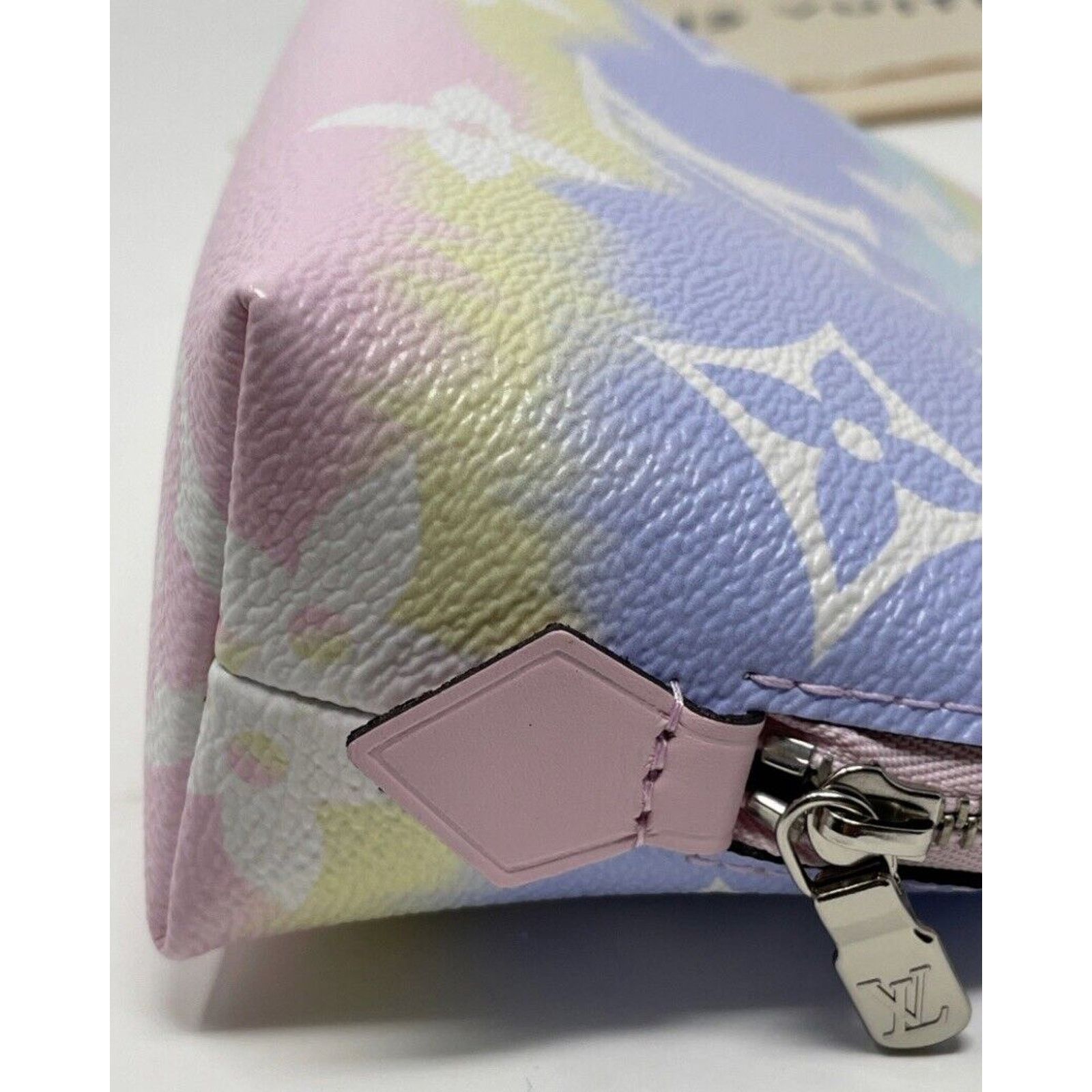 Louis Vuitton Louis Vuitton Monogram Giant LV Escale Pochette Cosmetic Size ONE SIZE - 6 Thumbnail