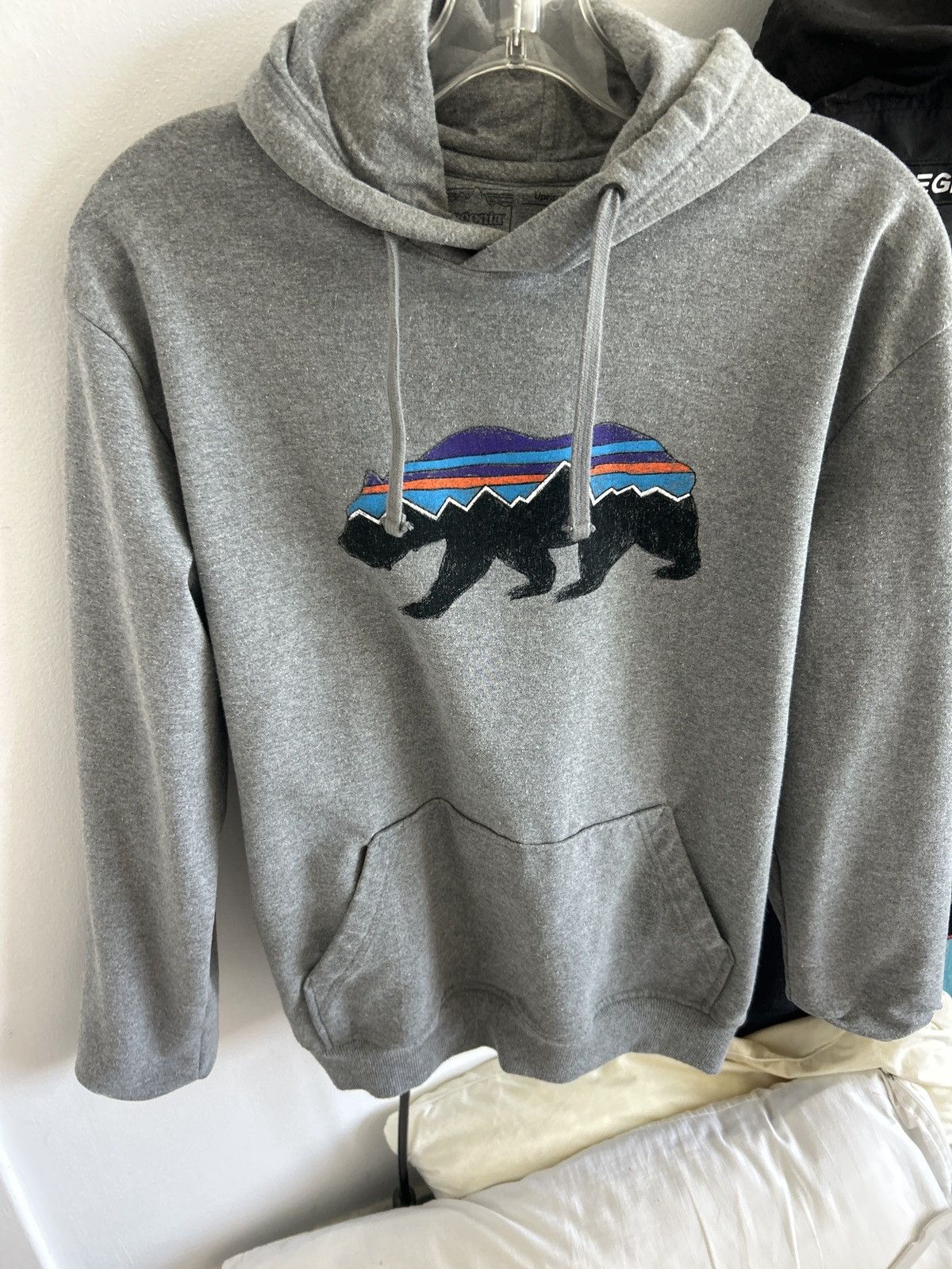 Patagonia Patagonia men’s Fitz Roy bear gray hoodie Size US M / EU 48-50 / 2 - 1 Thumbnail