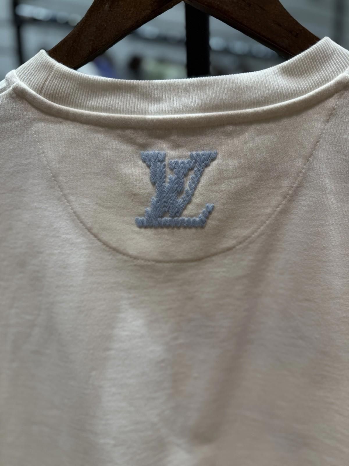 Louis Vuitton Men’s White Louis Vuitton Shirt Size Large Embroidery $1200 Size US L / EU 52-54 / 3 - 9 Thumbnail
