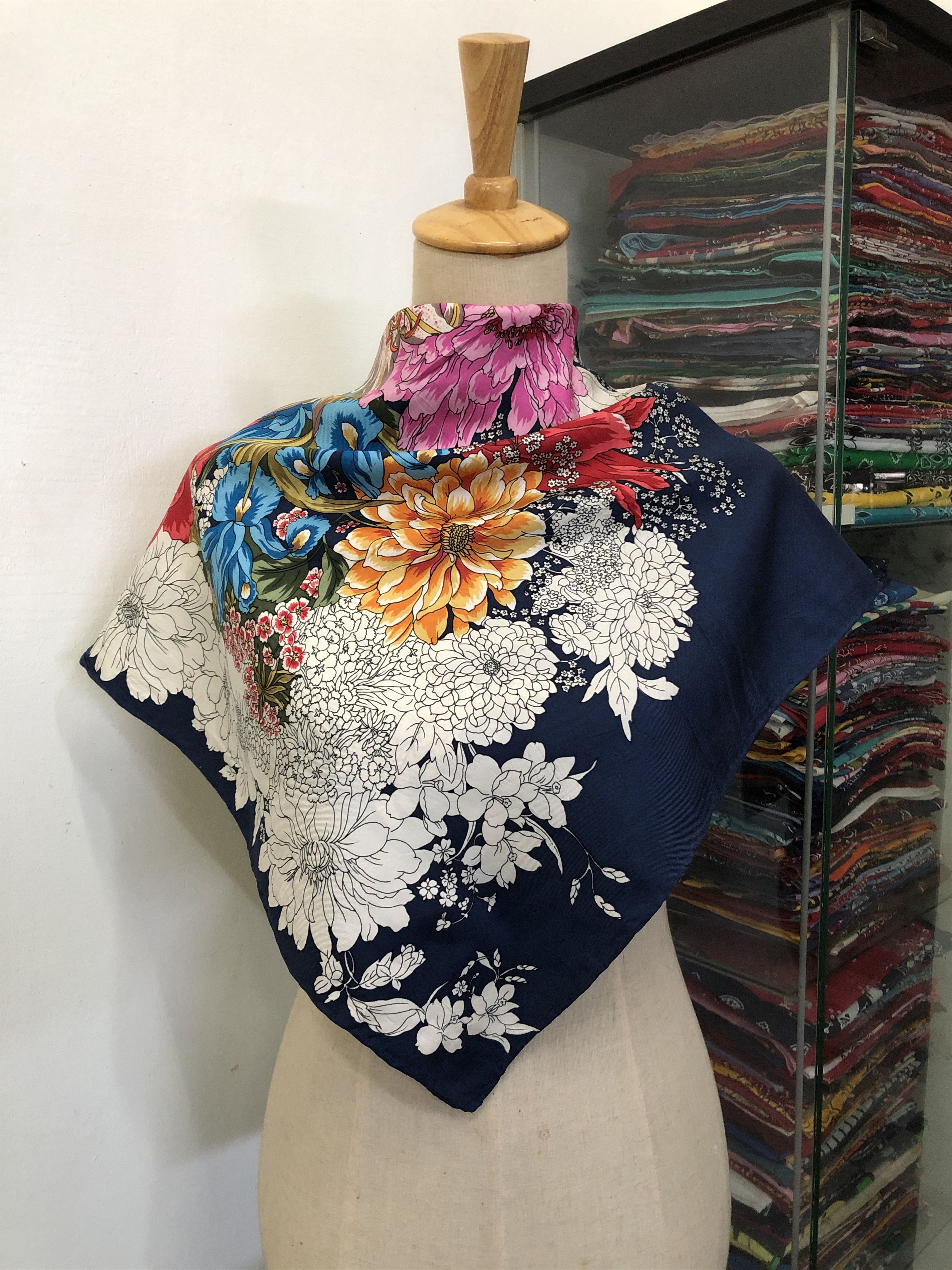 Vintage Vintage Silk Scarf Size ONE SIZE - 1 Thumbnail