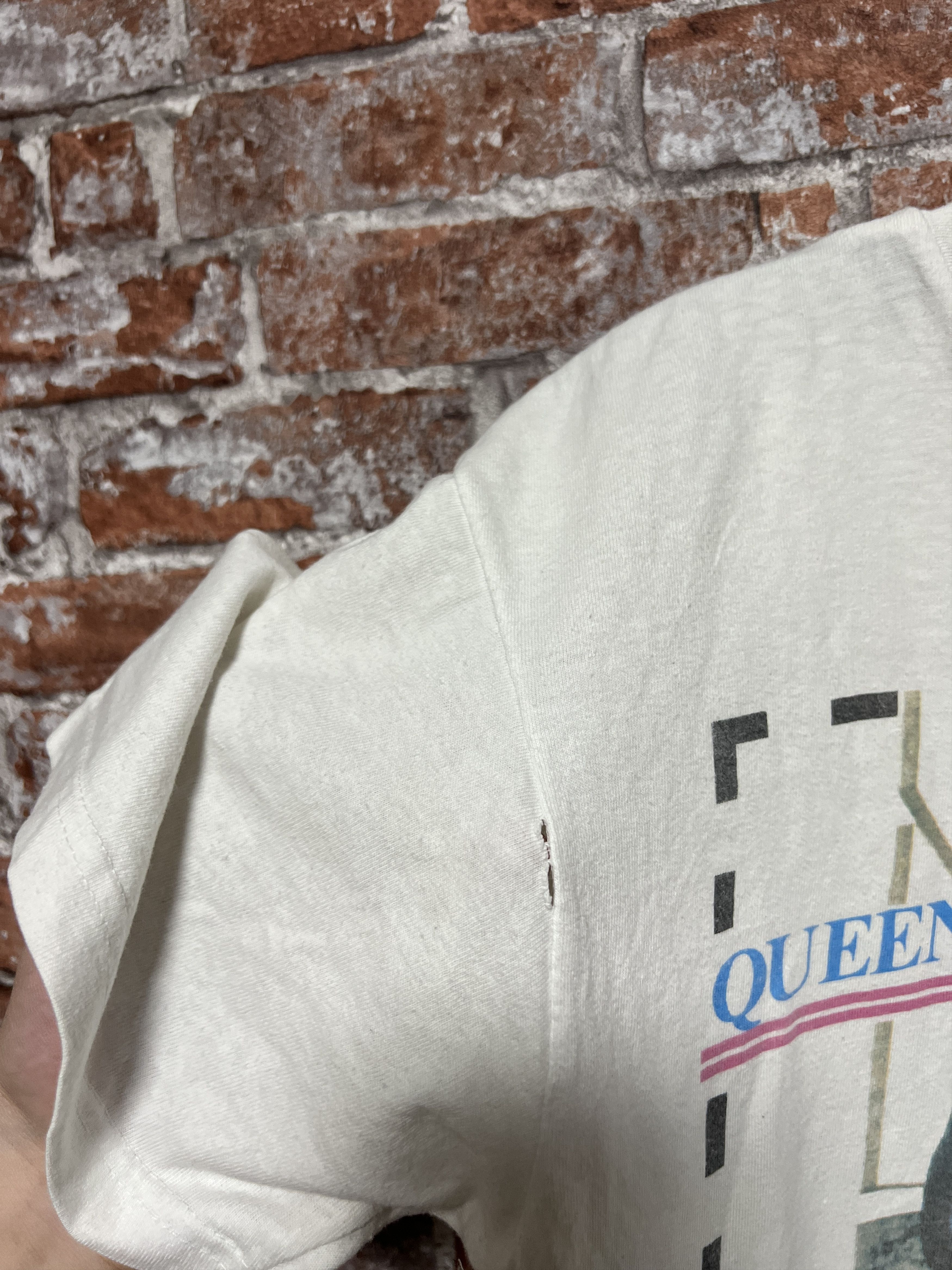 Band Tees Vintage 80s Queen Rare Rock Band T-shirt Size US L / EU 52-54 / 3 - 5 Thumbnail
