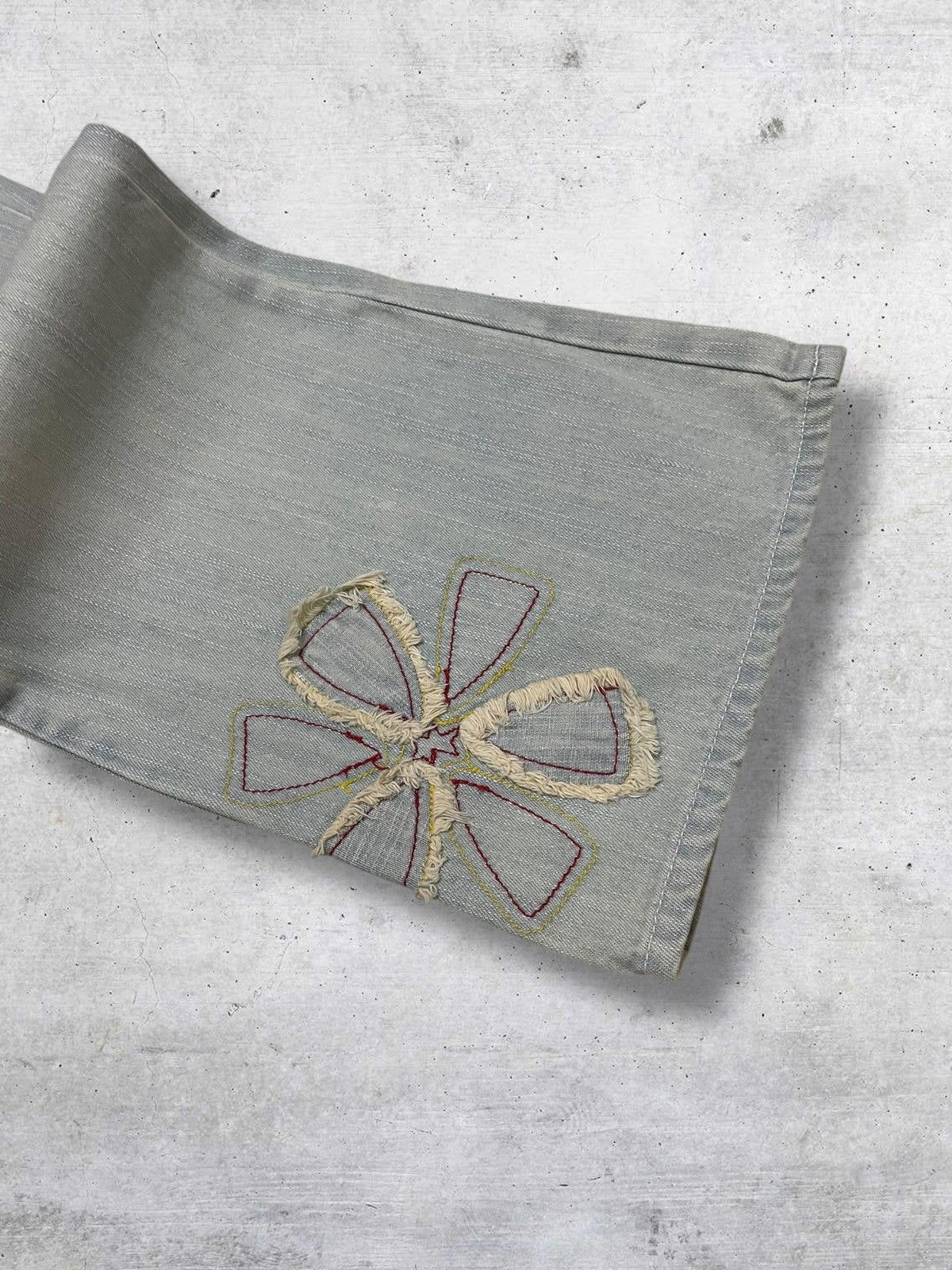 VINTAGE JAPAN 90S FLORA APPLIQUE FLARED ARTSY TWIST DENIM