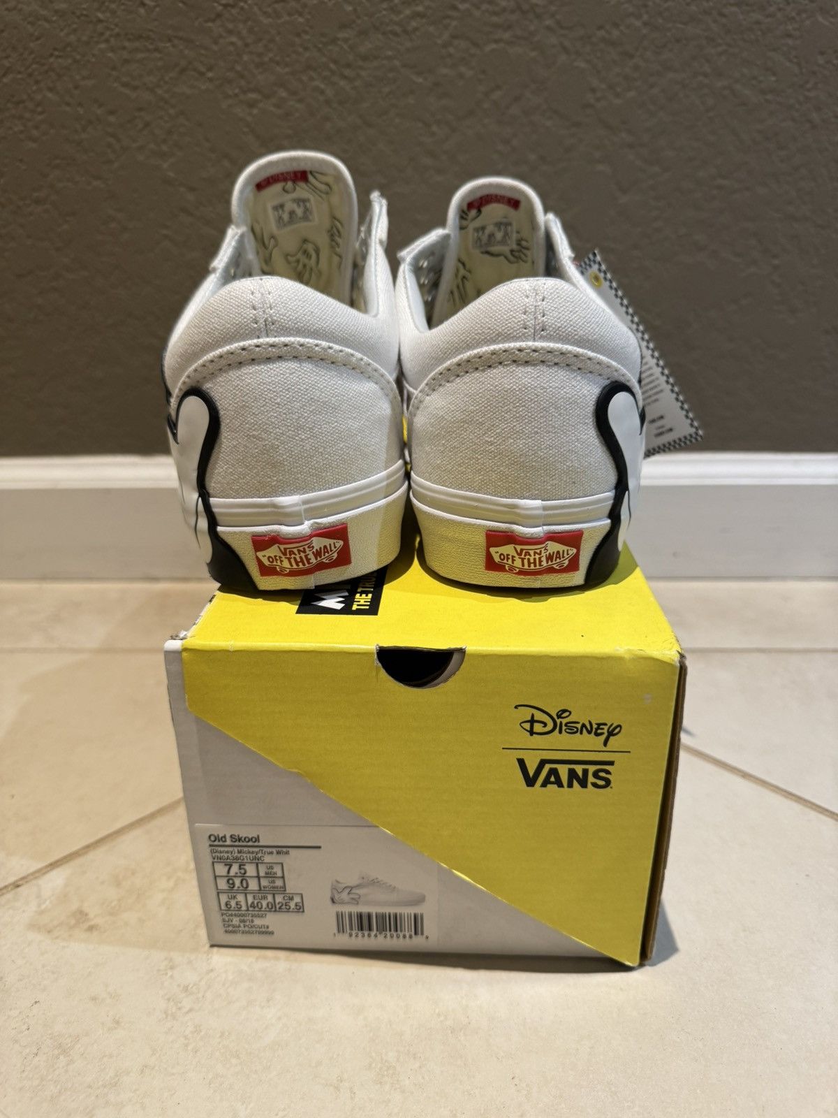 Disney × Vans NEW Disney x Vans 7.5 Men 9 Women White Mickey Old School Size US 7.5 / EU 40-41 - 5 Thumbnail