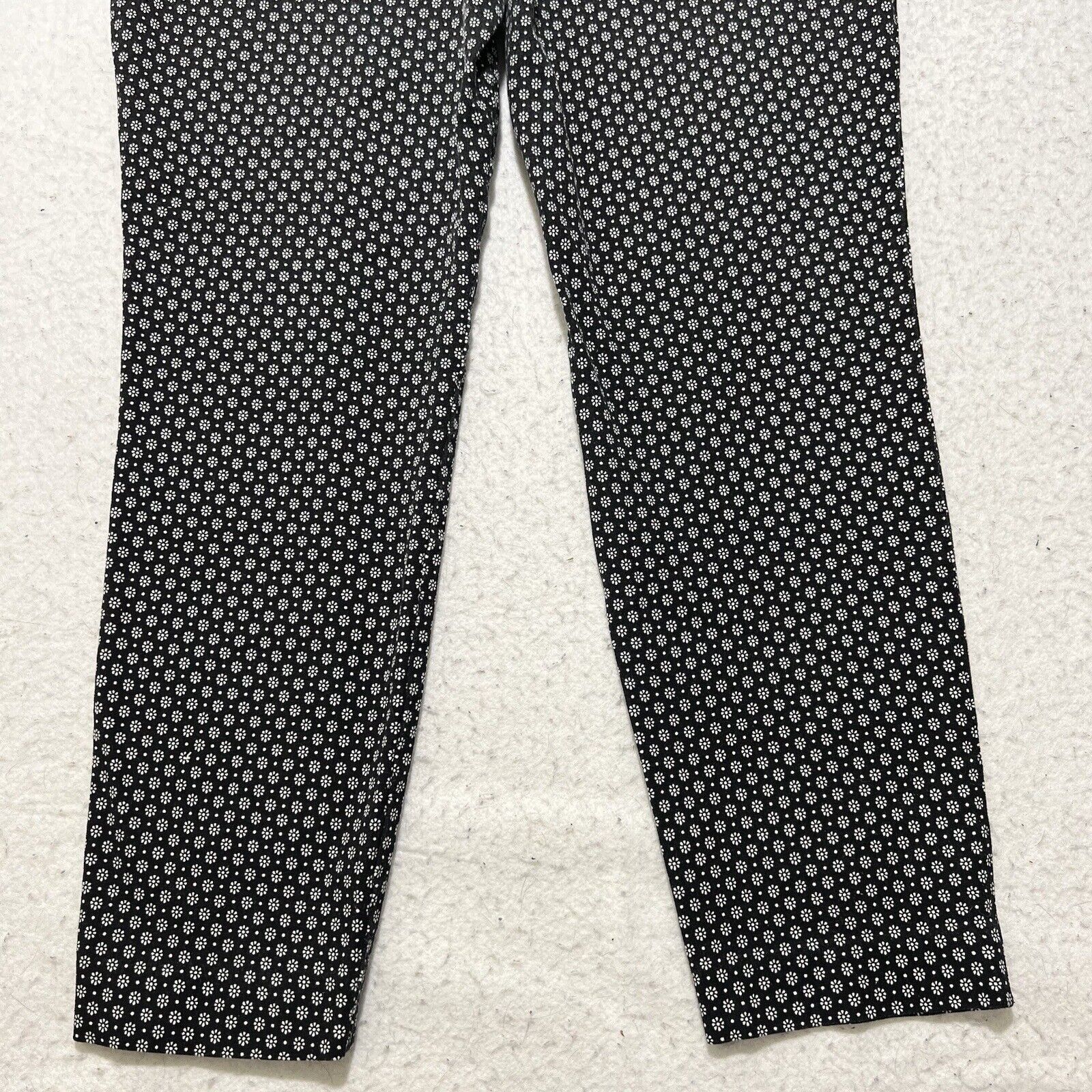 Old Navy Old Navy Pixie 12 Straight Leg Capri Black Floral Pants Size 34" / US 12 / IT 48 - 8 Thumbnail