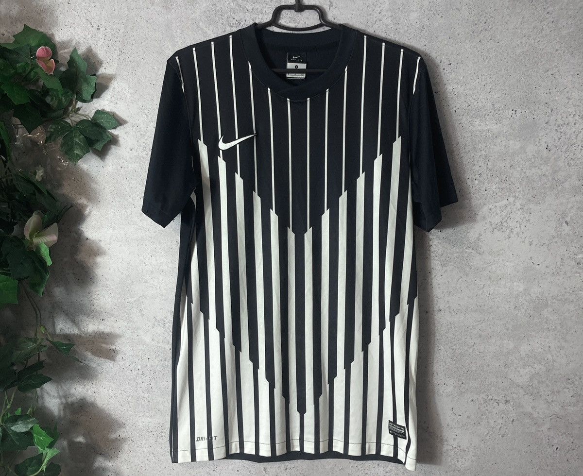 Nike Y2K Nike Vintage T-shirt Size US S / EU 44-46 / 1 - 1 Thumbnail