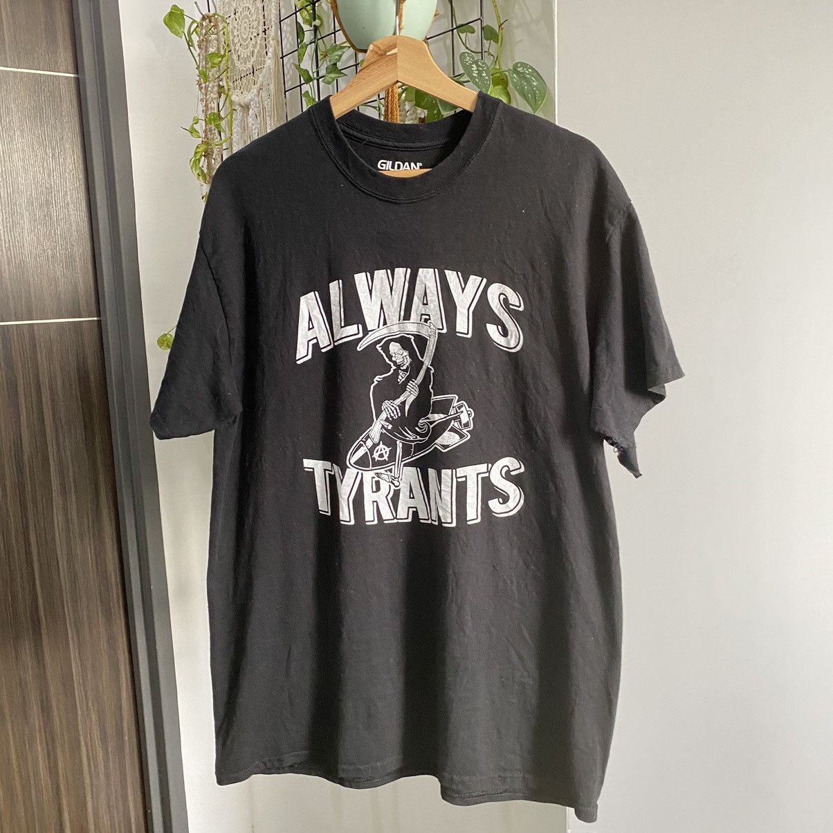 Vintage Thrashed Always Tyrants ERD GRUNGE HOLY GRAIL PUNK TSHIRT Size US L / EU 52-54 / 3 - 1 Thumbnail