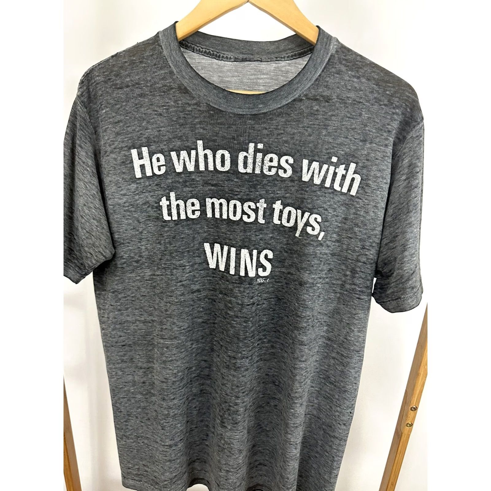 Twins VTG 80s He Who Dies With Most Toys WINS Burnout Paper Thin Worn Faded T-Shirt L Mens Black Size US L / EU 52-54 / 3 - 6 Thumbnail