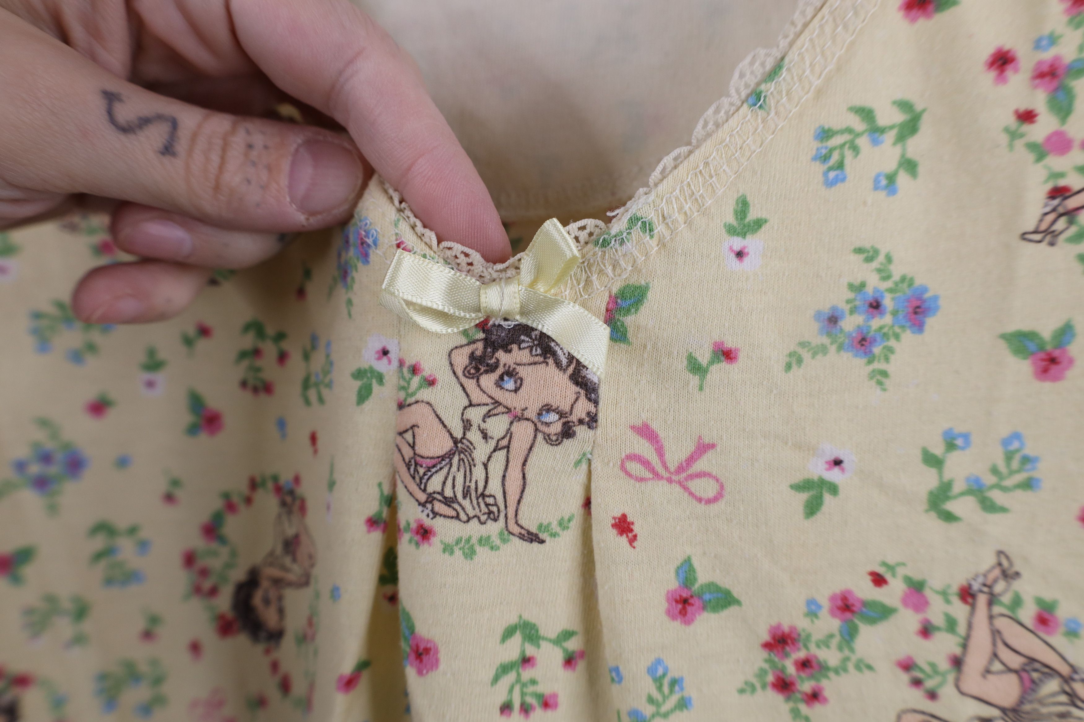 Vintage Vintage Y2K Betty Boop Over Print Flower Night Gown T-Shirt Size M / US 6-8 / IT 42-44 - 7 Thumbnail
