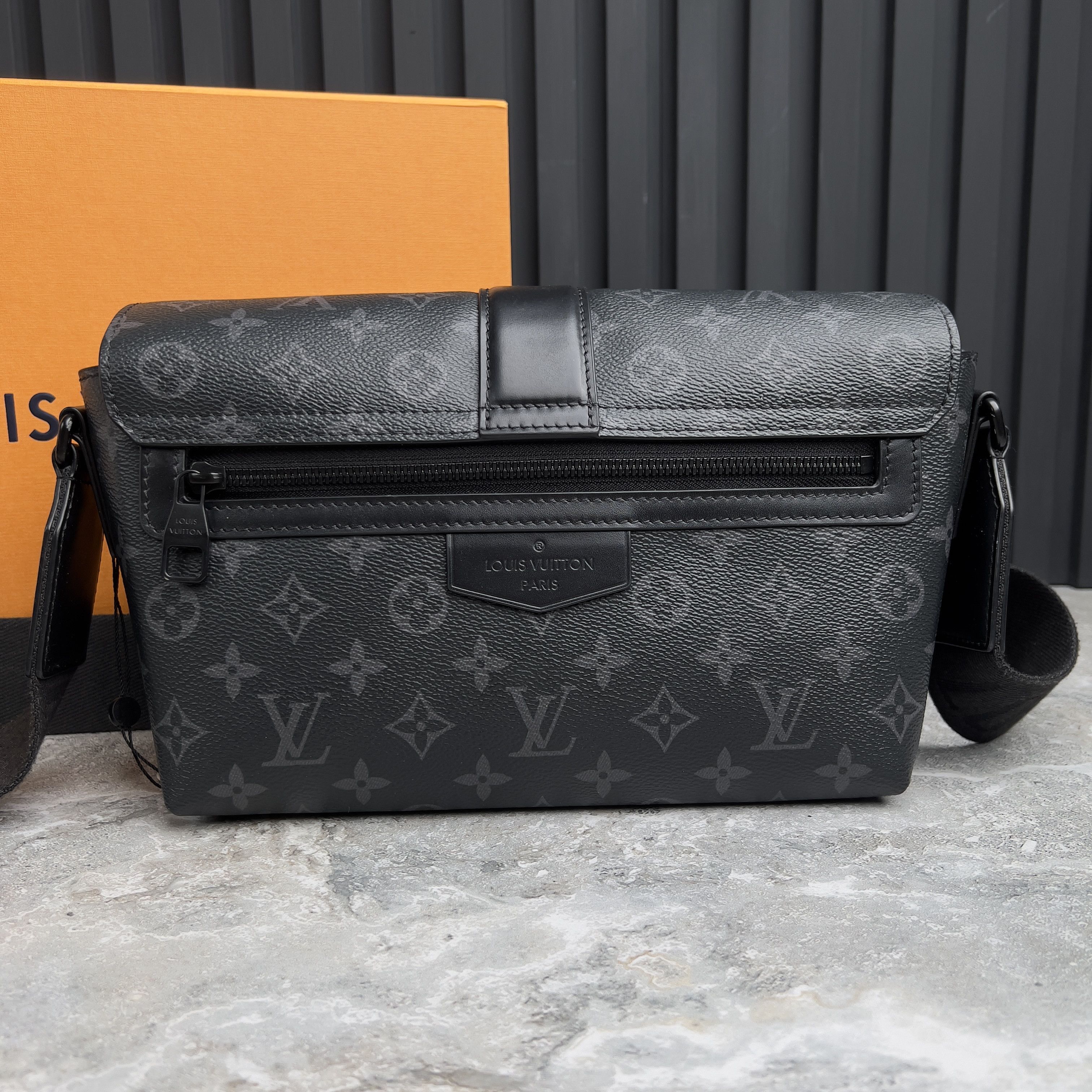 Louis Vuitton Louis Vuitton S-Cape Messenger Shoulder Bag Monogram Eclipse Size ONE SIZE - 4 Thumbnail
